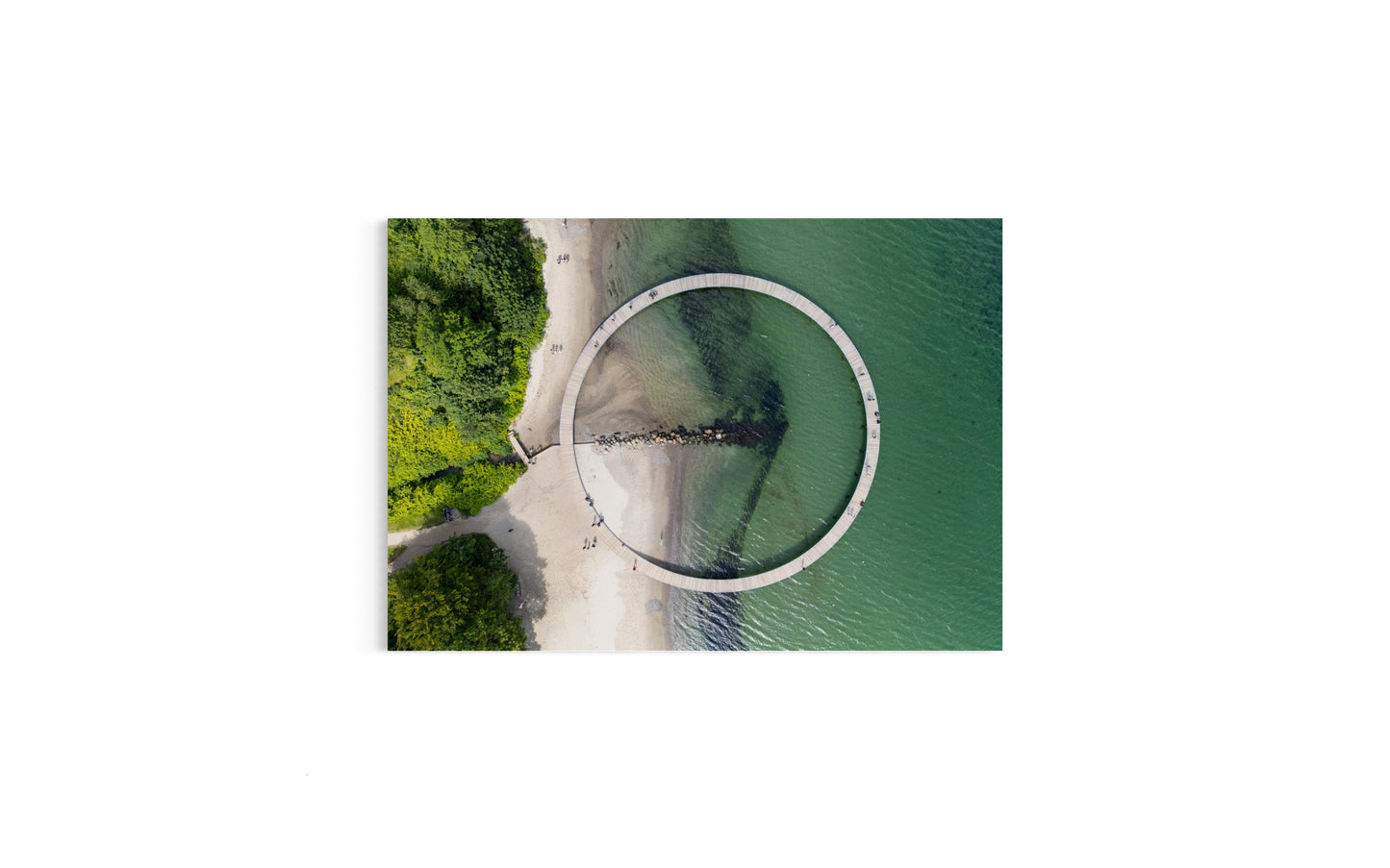 landskabsbillede af Broen ved Marselisborgskoven. Dronebillede af landskab, natur og arkitektur trykt som plakat eller på lærred til hjemmet.