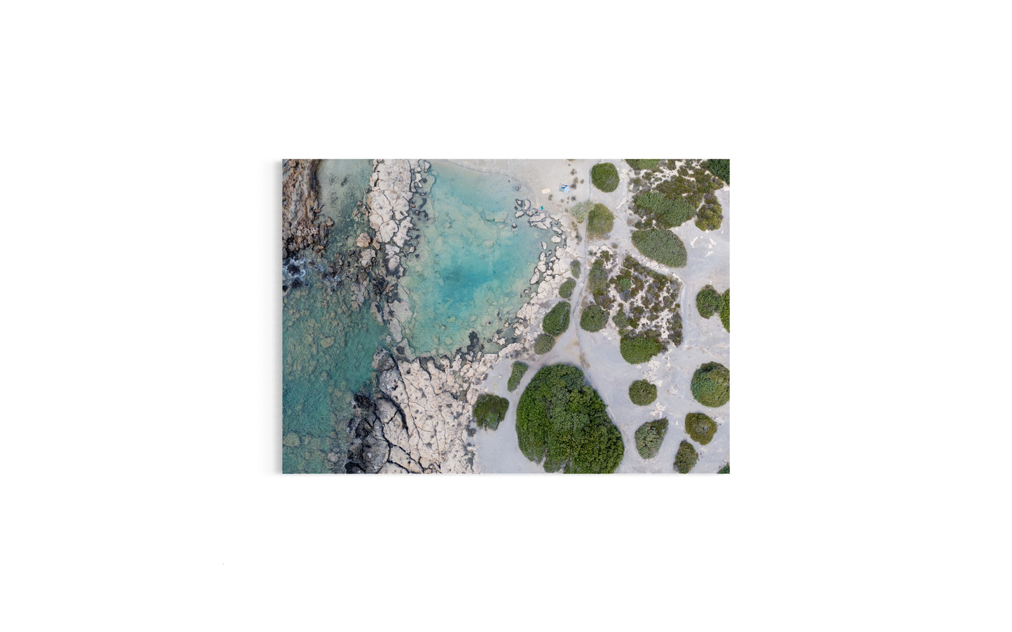 Landskabsbillede taget ved stranden ved Elafonisi på Kreta. Dronebillede af landskab, natur og arkitektur trykt som plakat eller på lærred til hjemmet.