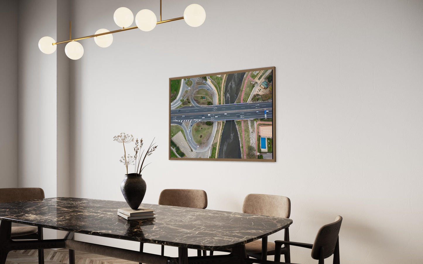 Landskabsbillede taget ved Fuengirola. Dronebillede af landskab, natur og arkitektur trykt som plakat eller på lærred til hjemmet.