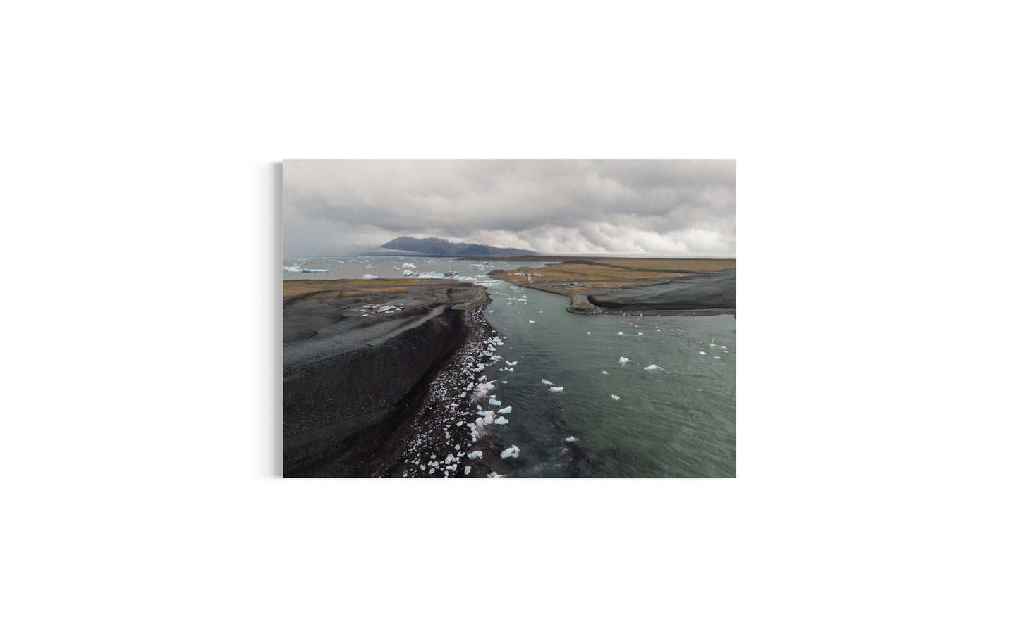 landskabsbillede fra Diamond Beach på Island. Dronebillede af landskab, natur og arkitektur trykt som plakat eller på fotolærred til hjemmet.