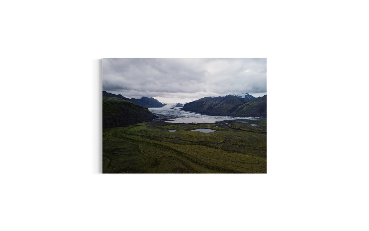 Landskabsbillede af gletsjeren "Svínafellsjökull" på Island . Dronebillede af landskab, natur og arkitektur trykt som plakat eller på lærred til hjemmet.