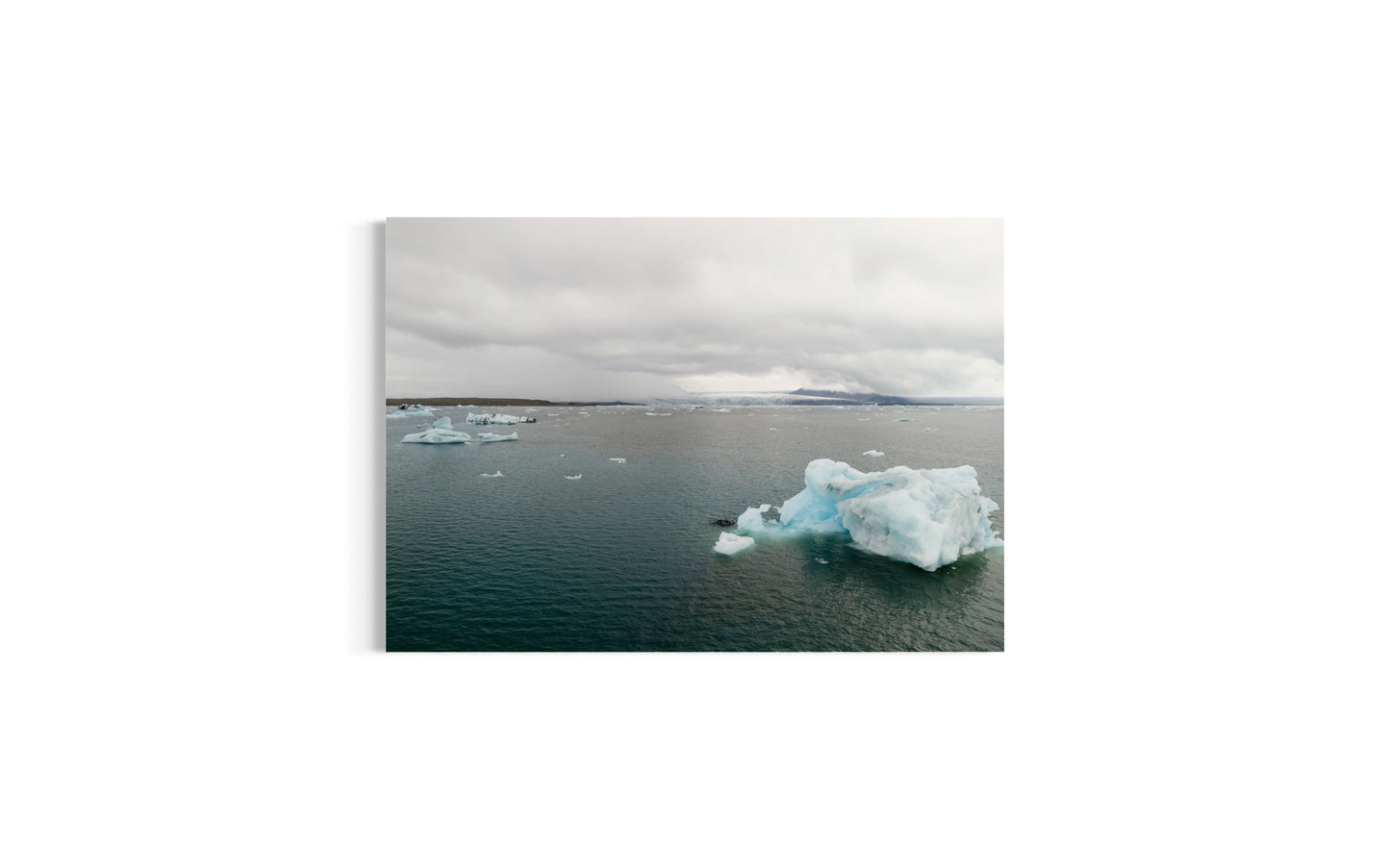 Landskabsbillede af en gletchersø på Island. Dronebillede af landskab, natur og arkitektur trykt som plakat eller på lærred til hjemmet