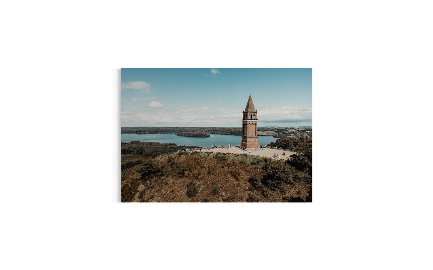 Landskabsbillede taget ved Himmelbjerget ved Skanderborg. Dronebillede af landskab, natur og arkitektur trykt som plakat eller på lærred til hjemmet.