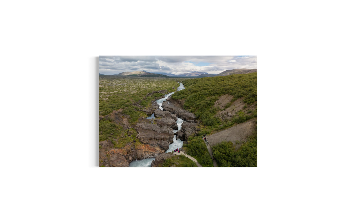 Landskabsbillede fra lavavandfaldet "Hraunfossar" på Island. Dronebillede af landskab, natur og arkitektur trykt som plakat eller på fotolærred til hjemmet