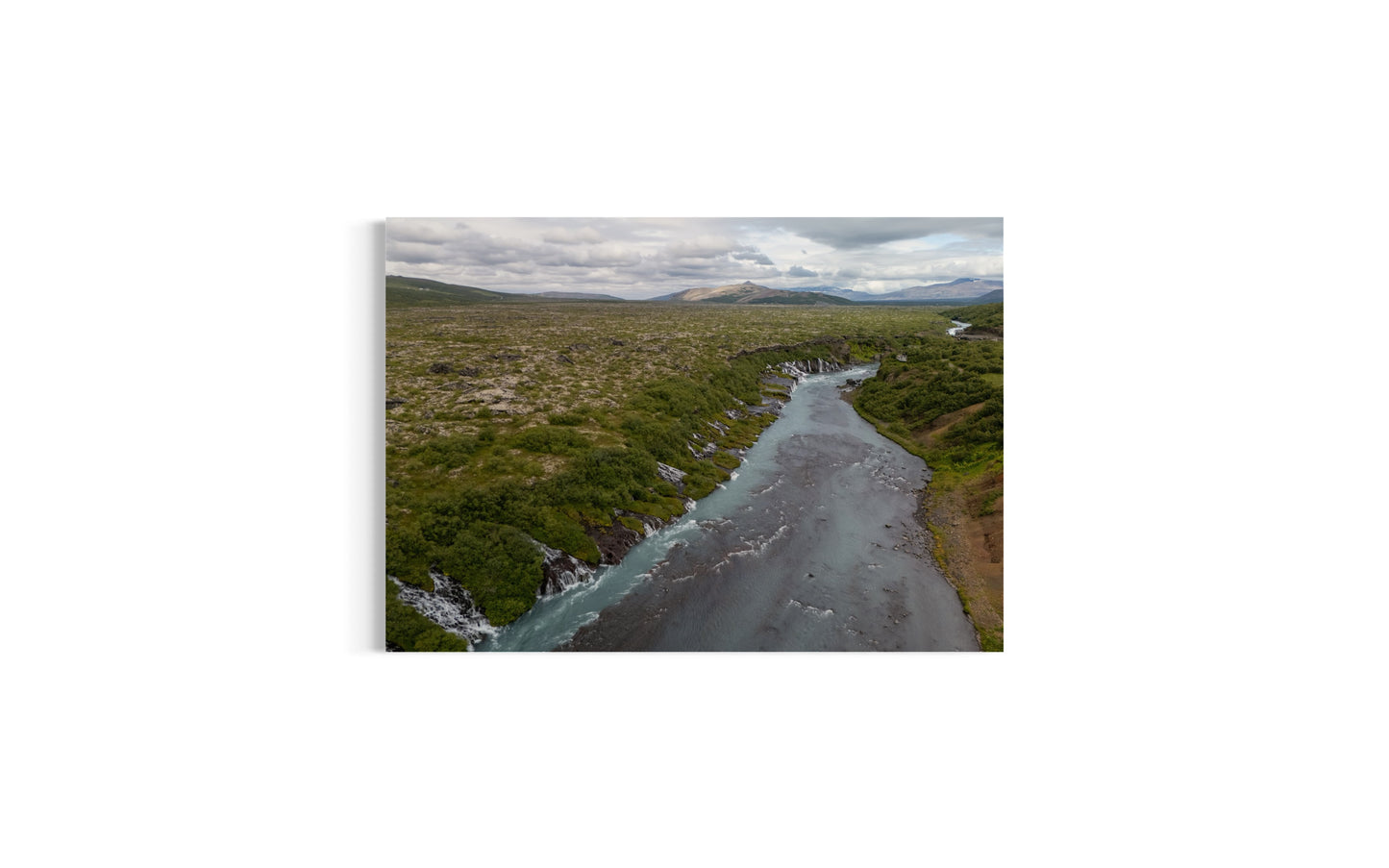 landskabsbillede af det unikke lavavandfald "Hraunfossar" på Island. Dronebillede af landskab, natur og arkitektur trykt som plakat eller på lærred til hjemmet.