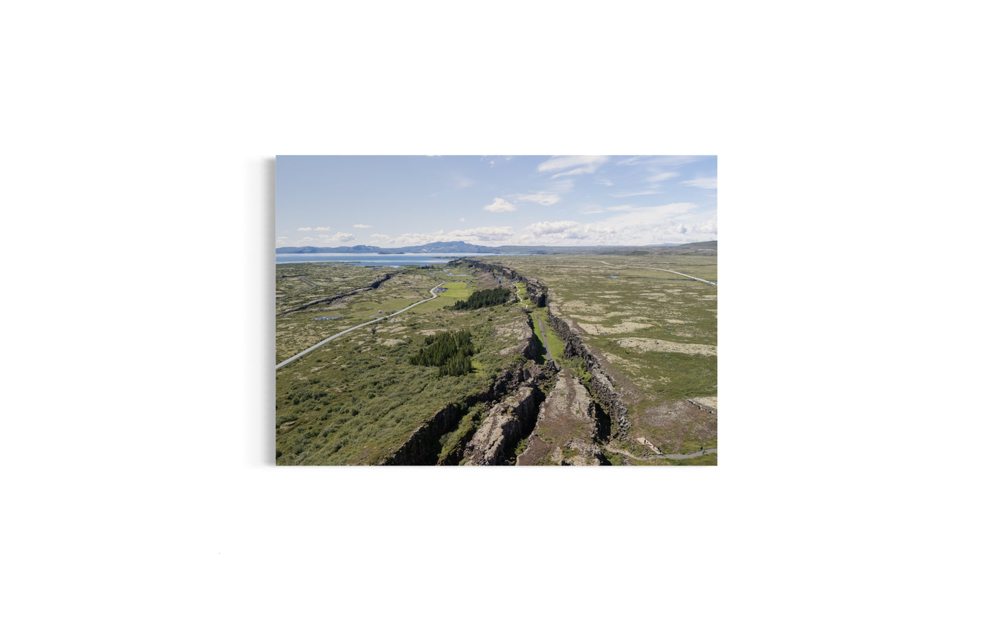 Landskabsbillede af to kontinentalpladser som synes på Island. Dronebillede af landskab, natur og arkitektur trykt som plakat eller på lærred til hjemmet
