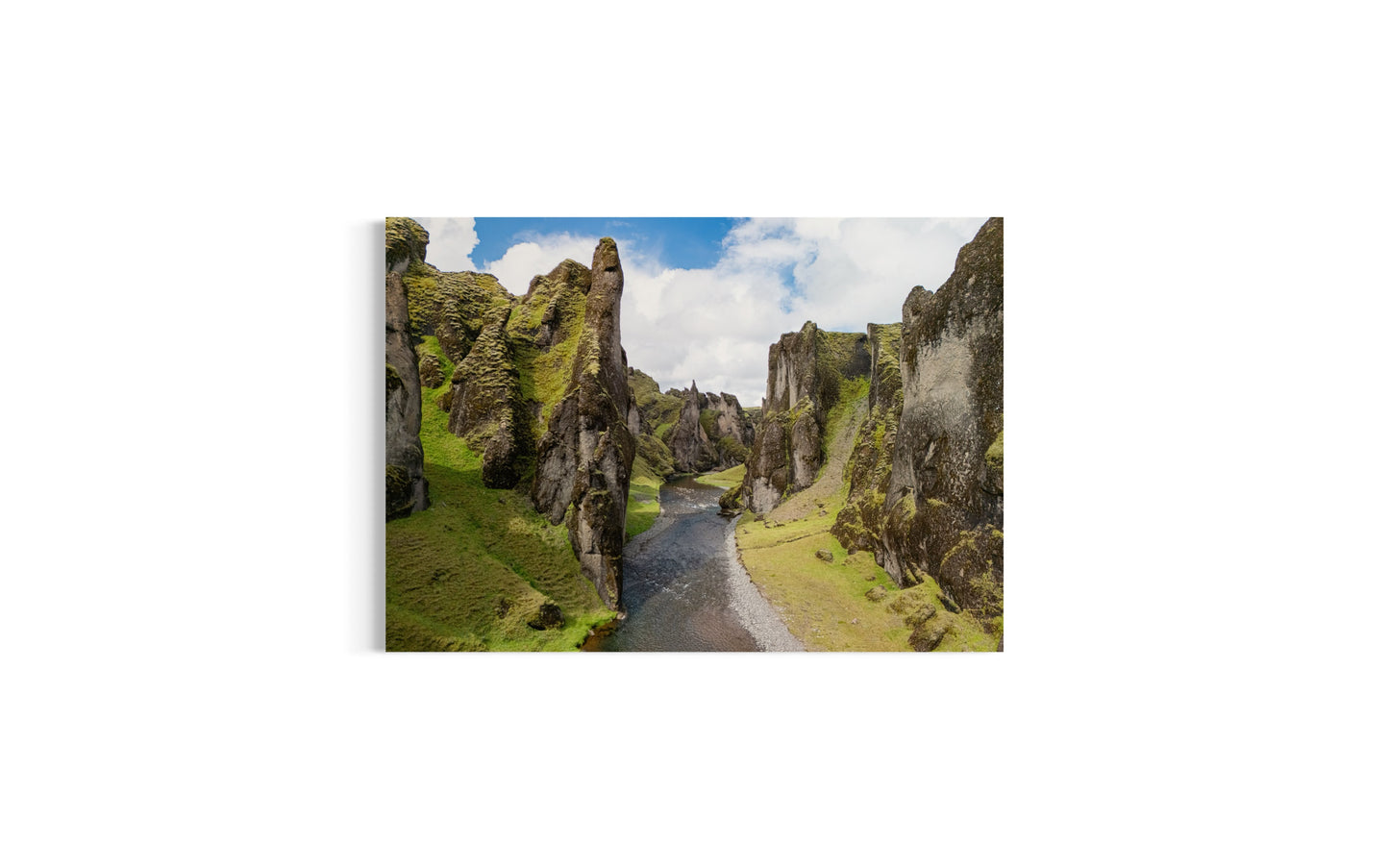 Landskabsbillede af kløften Fjaðrárgljúfur på det sydlige Island. Dronebillede af landskab, natur og arkitektur trykt som plakat eller på lærred til hjemmet.