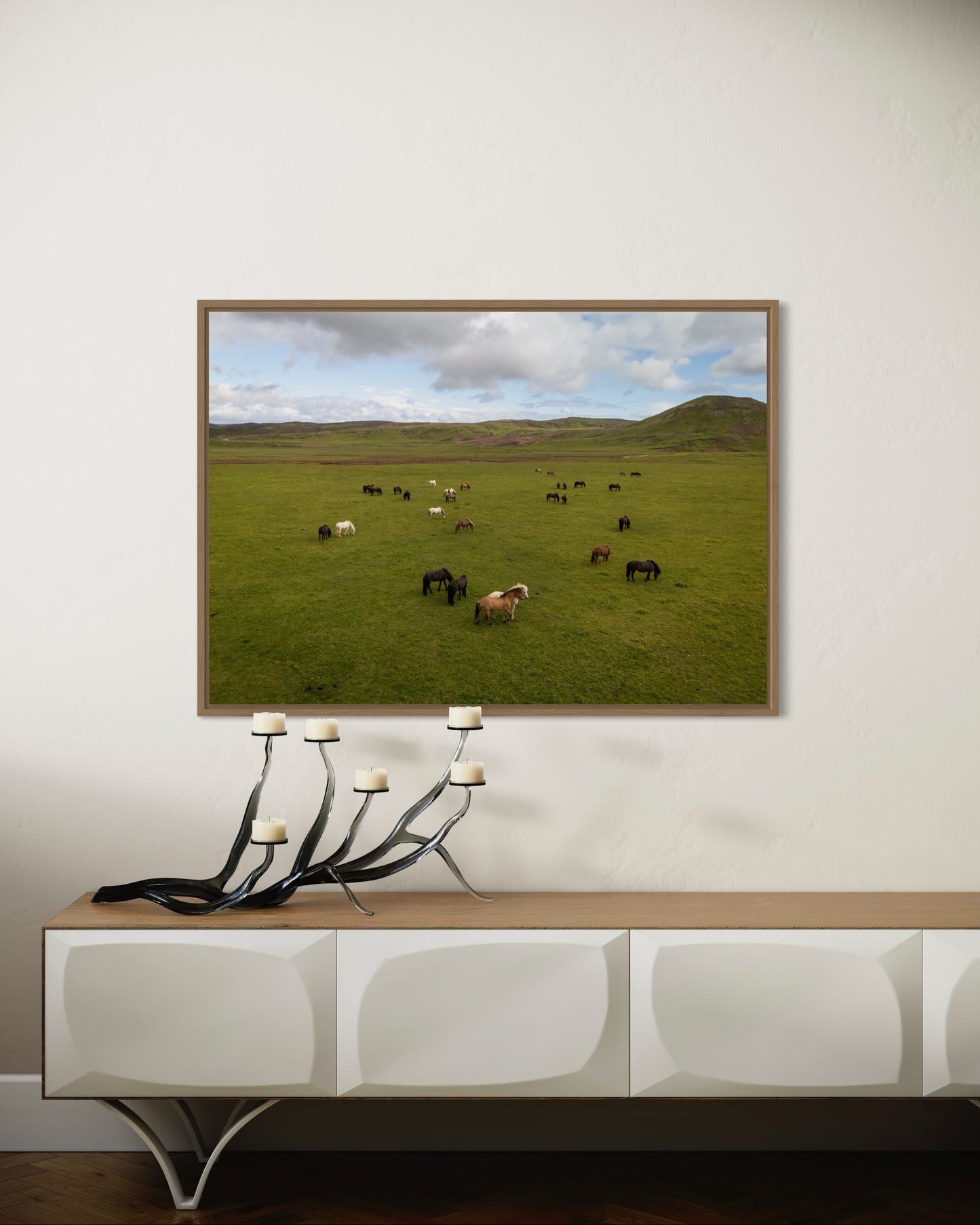 Landskabsbillede af en flok Islandskeheste på Island . Dronebillede af landskab, natur og arkitektur trykt som plakat eller på lærred til hjemmet.