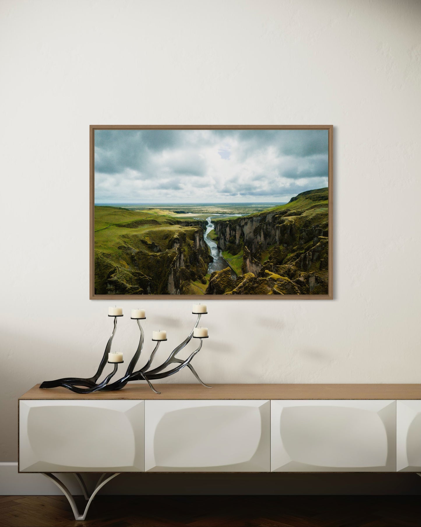 Landskabsbillede af den unikke kløft "Fjaðrárgljúfur" på Island . Dronebillede af landskab, natur og arkitektur trykt som plakat eller på lærred til hjemmet.