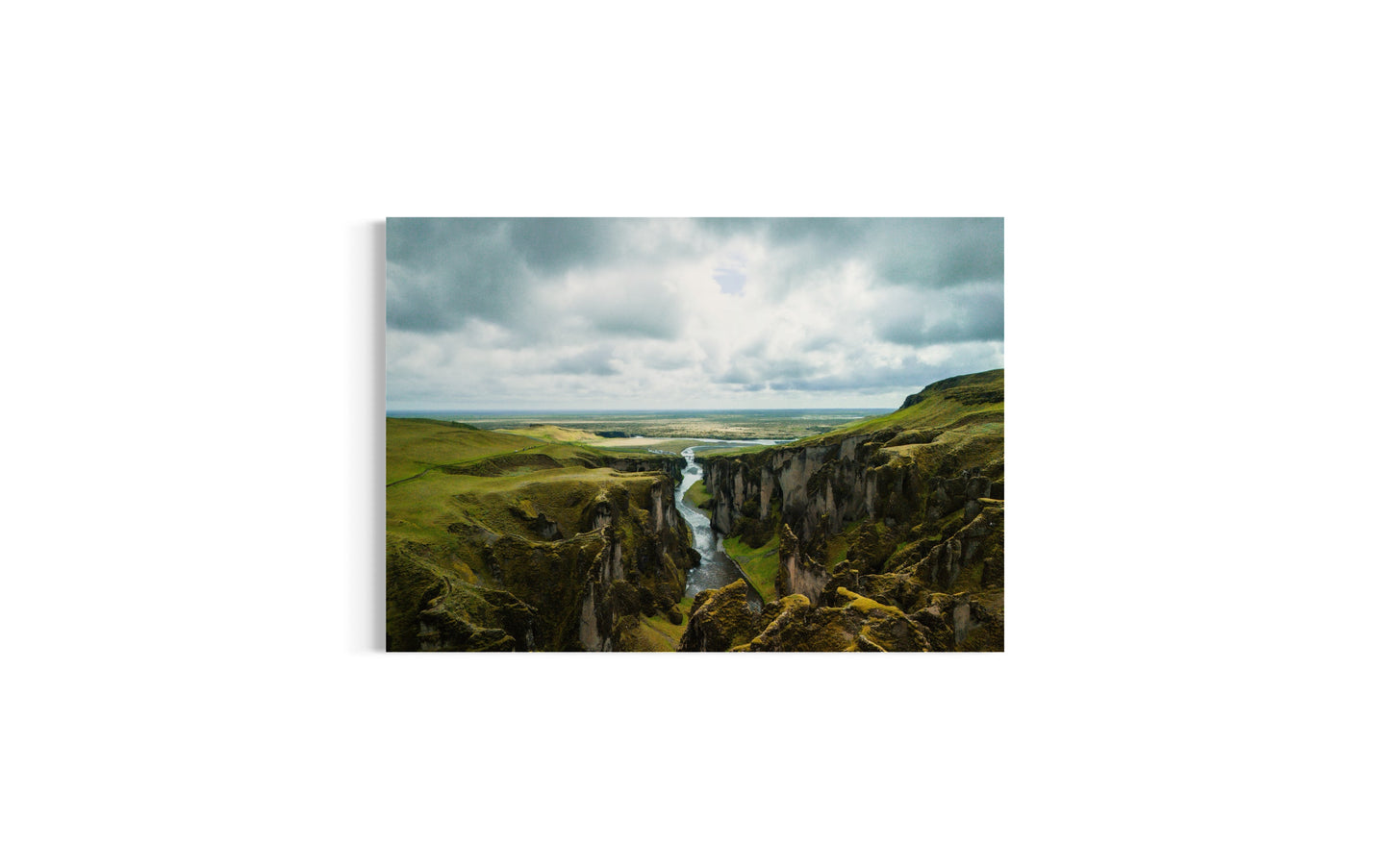 Landskabsbillede af den unikke kløft "Fjaðrárgljúfur" på Island . Dronebillede af landskab, natur og arkitektur trykt som plakat eller på lærred til hjemmet.
