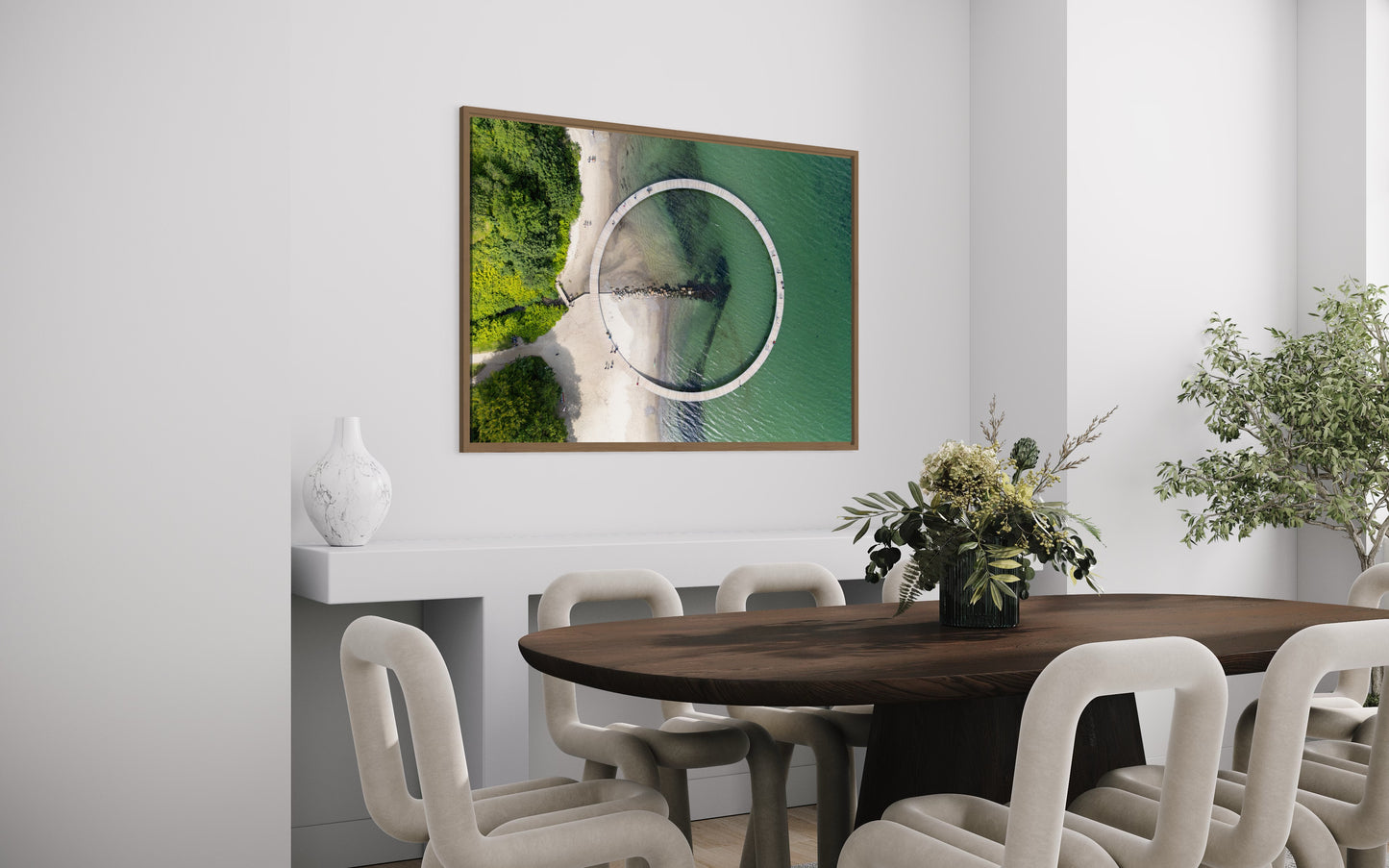 landskabsbillede af Broen ved Marselisborgskoven. Dronebillede af landskab, natur og arkitektur trykt som plakat eller på lærred til hjemmet.