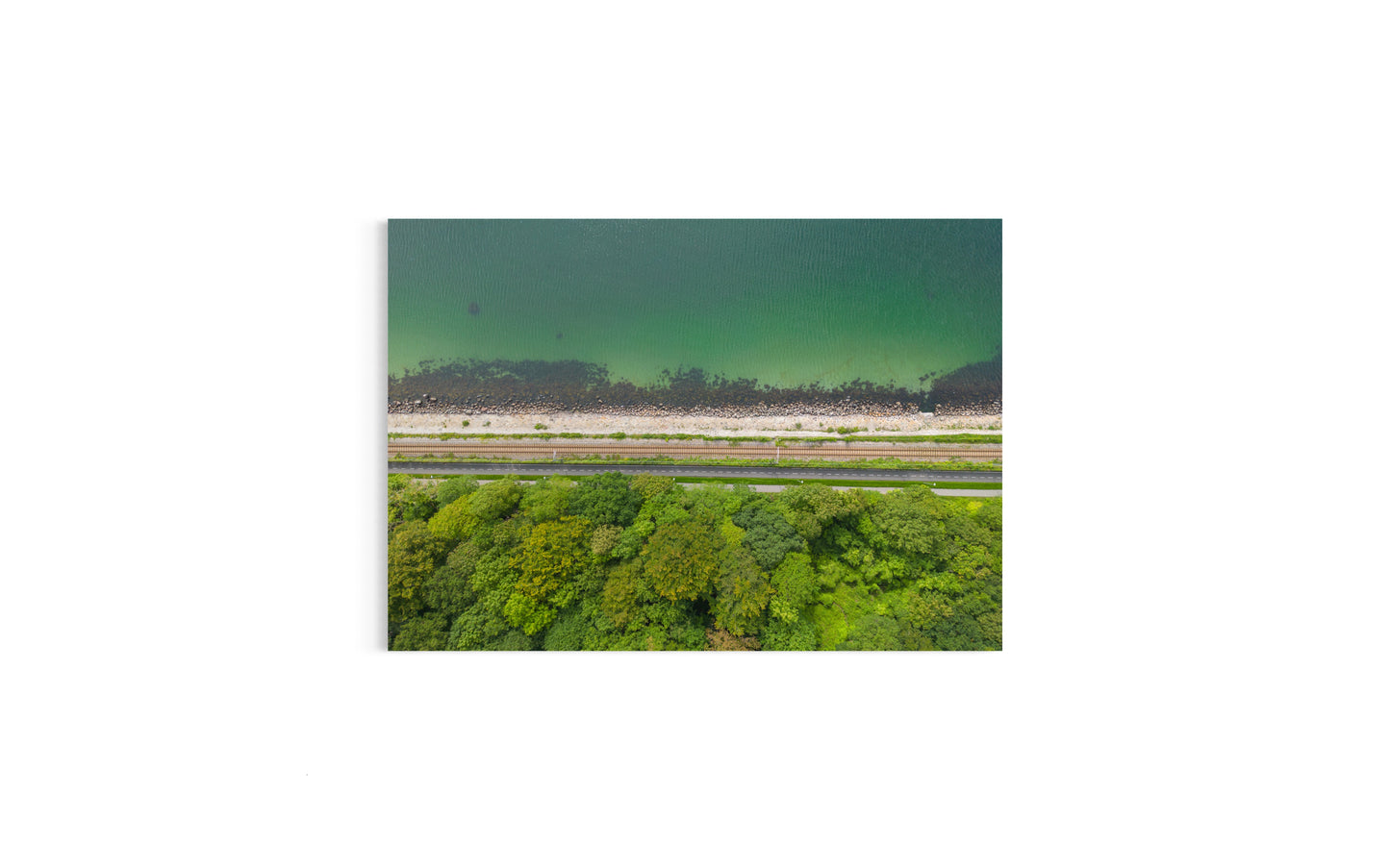 Landskabsbillede fra kysten ved Aarhus set fra oven. Dronebillede af landskab, natur og arkitektur trykt som plakat eller på lærred til hjemmet