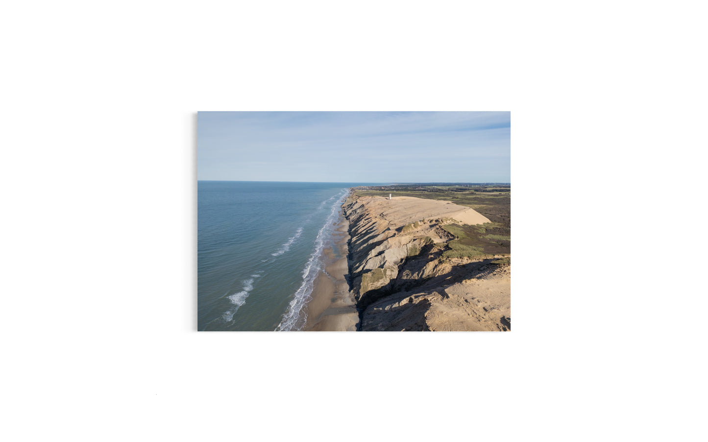 Landskabsbillede fra Rubjerg Knude ved Lønstrup i Nordjylland. Dronebillede af landskab, natur og arkitektur trykt som plakat eller på fotolærred til hjemmet