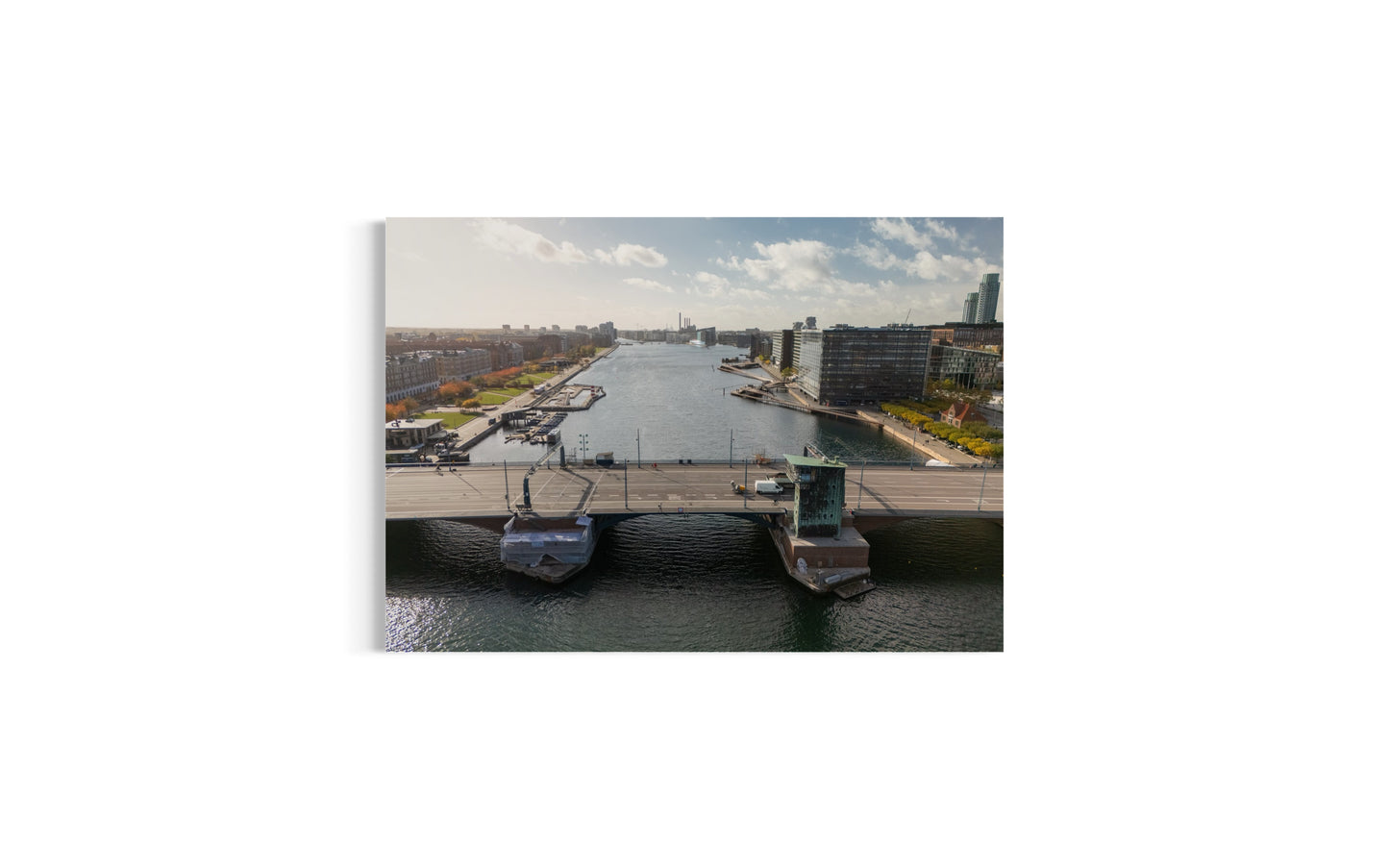 Landskabsbillede fra Langebro i København. Dronebillede af landskab, natur og arkitektur trykt som plakat eller på fotolærred til hjemmet