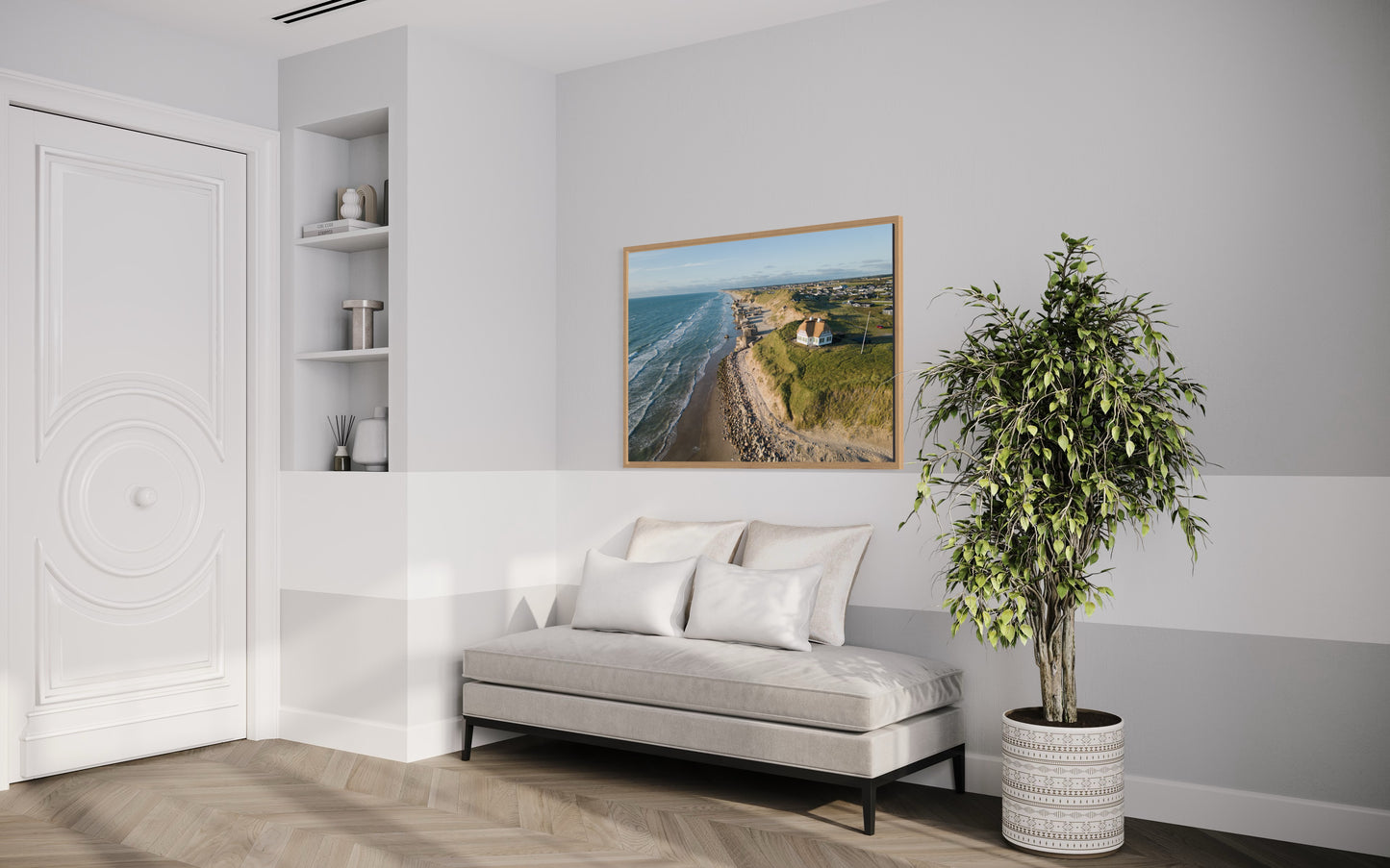 Landskabsbillede af et af Danmarks mest unikke huse på stranden i Løkken i Nordjylland. Dronebillede af landskab, natur og arkitektur trykt som plakat eller på fotolærred til hjemmet