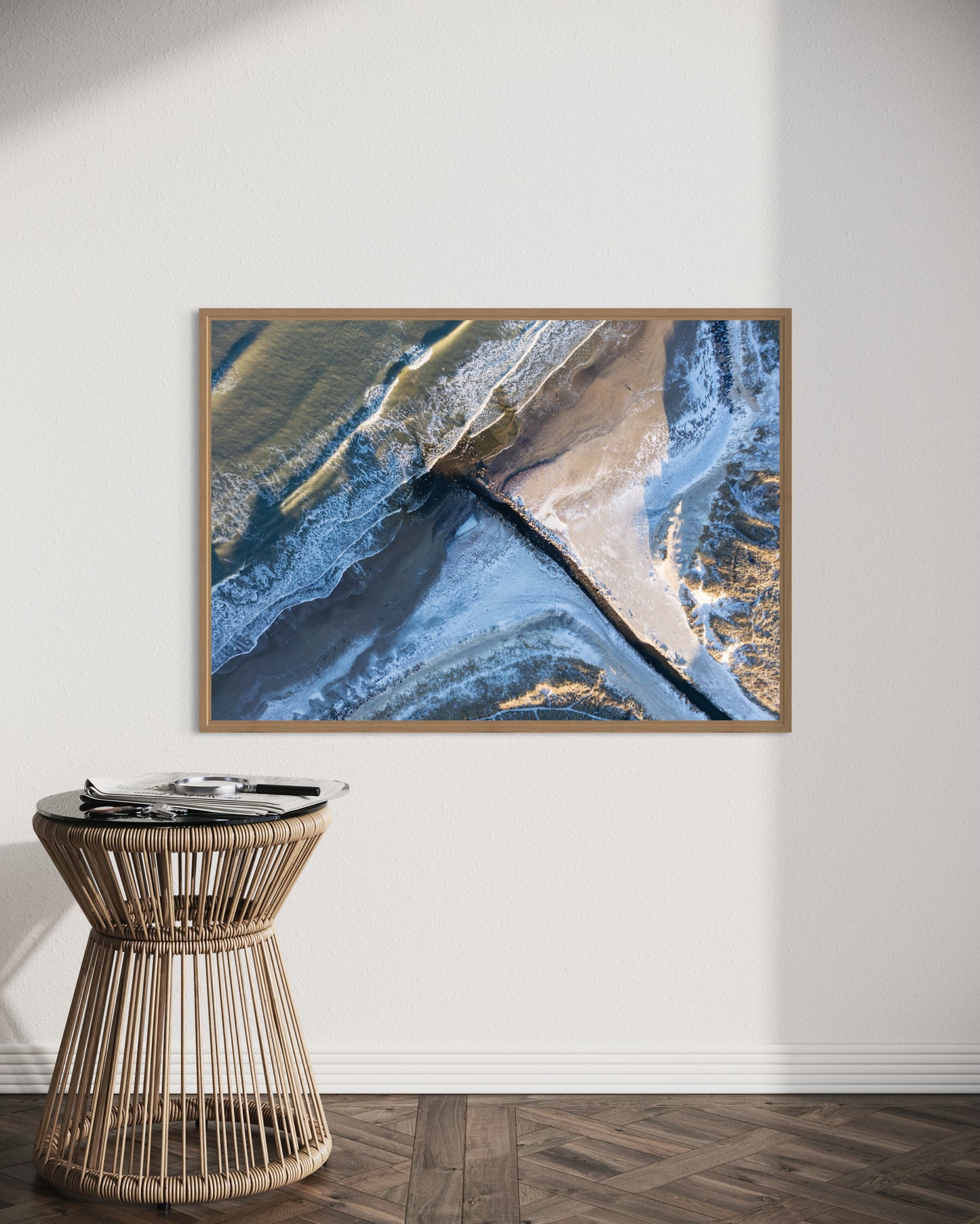 landskabsbillede taget over
stranden ved Løkken om vinteren. Dronebillede af landskab, natur og arkitektur trykt som plakat eller på fotolærred til hjemmet.