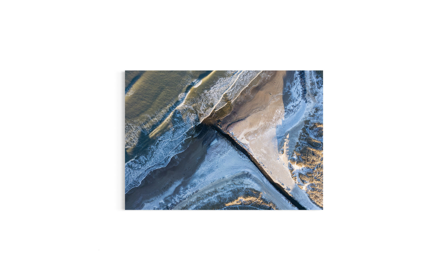 landskabsbillede taget over
stranden ved Løkken om vinteren. Dronebillede af landskab, natur og arkitektur trykt som plakat eller på fotolærred til hjemmet.