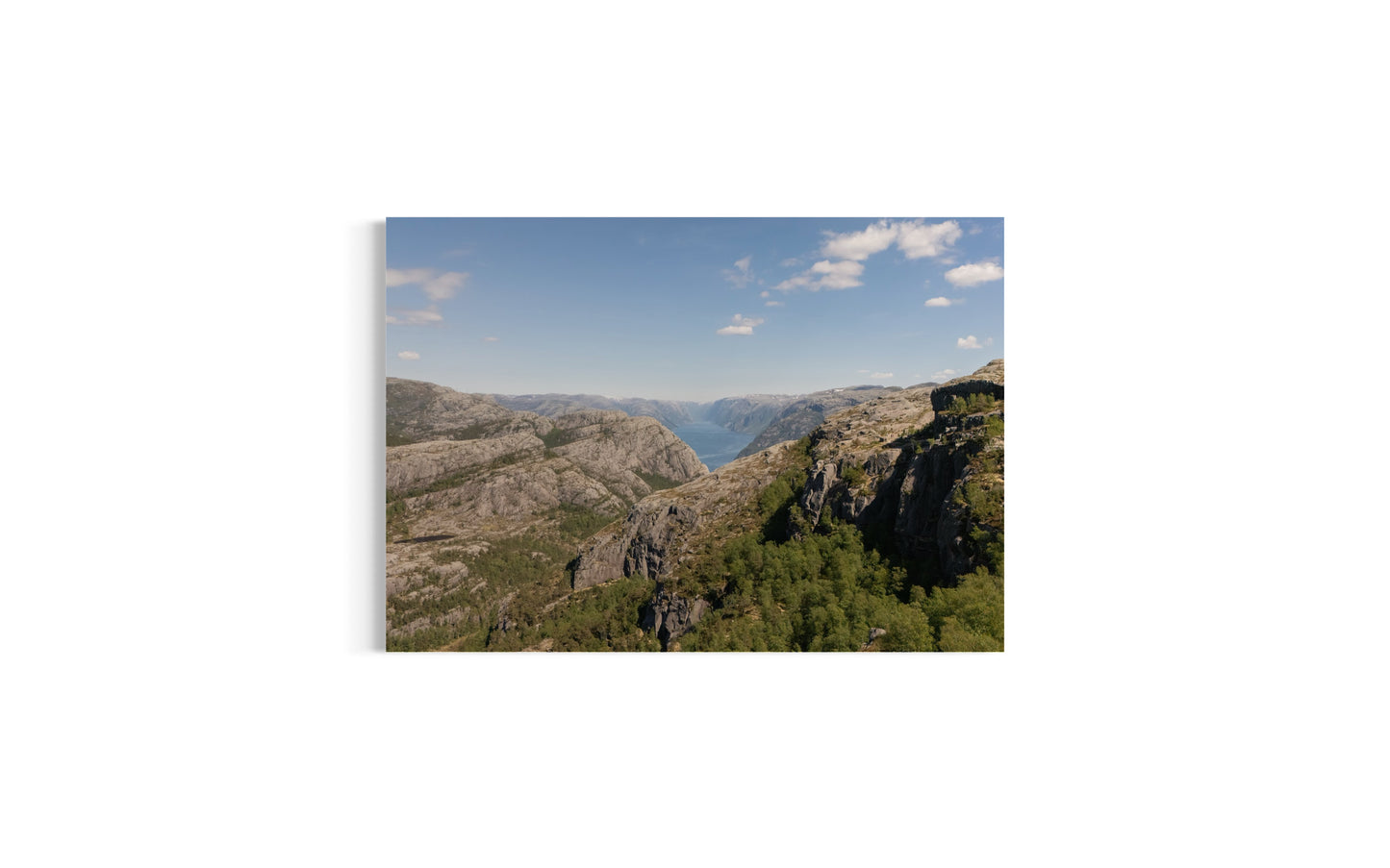 landskabsbillede af Lysefjorden i det sydlige Norge. Dronebillede af landskab, natur og arkitektur trykt som plakat eller på fotolærred til hjemmet.