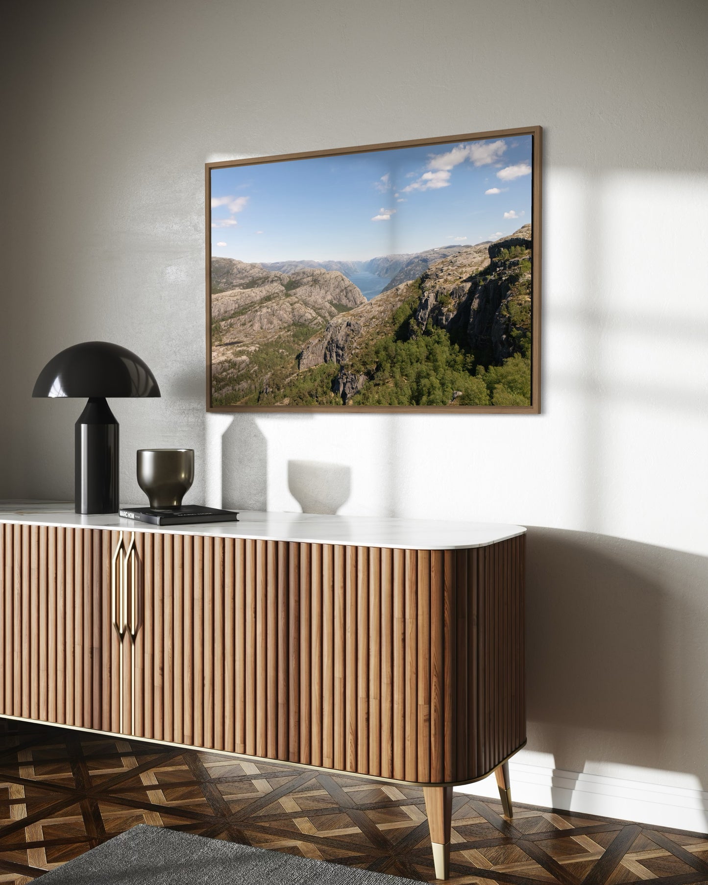landskabsbillede af Lysefjorden i det sydlige Norge. Dronebillede af landskab, natur og arkitektur trykt som plakat eller på fotolærred til hjemmet.