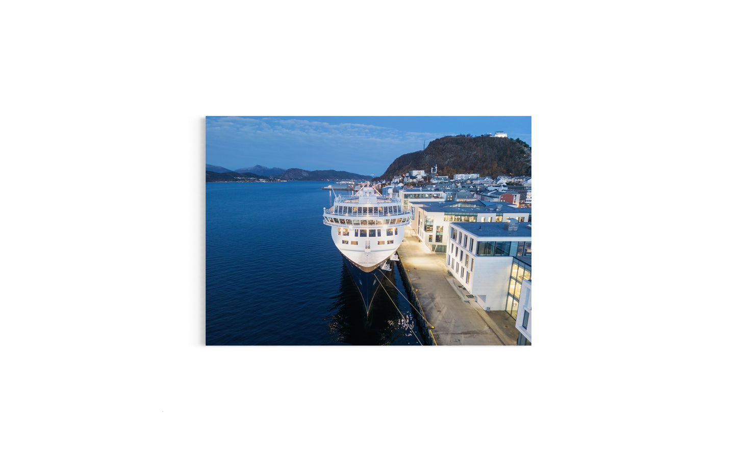 Landskabsbillede af Havila Pollux til kaj i Ålesund. Dronebillede af landskab, natur og arkitektur trykt som plakat eller på lærred til hjemmet.