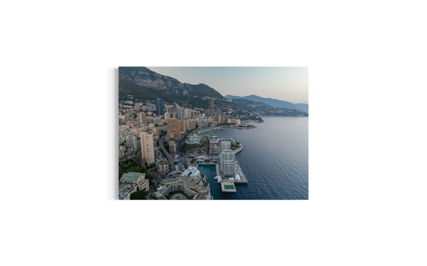 landskabsbillede udover Monte Carlo, i Monaco. Dronebillede af landskab, natur og arkitektur trykt som plakat eller på fotolærred til hjemmet.