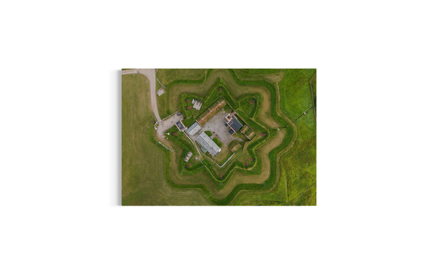 Landskabsbillede af Vardøhus fæstning. Dronebillede af landskab, natur og arkitektur trykt som plakat eller på lærred til hjemmet.