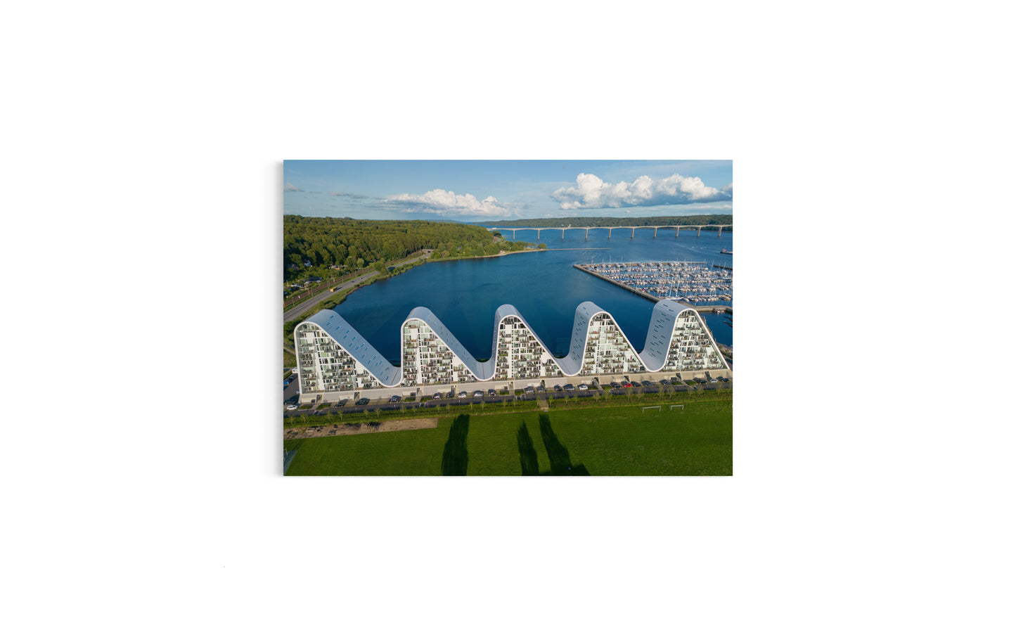 Landskabsbillede af Bølgen ved Vejle. Dronebillede af landskab, natur og arkitektur trykt som plakat eller på lærred til hjemmet