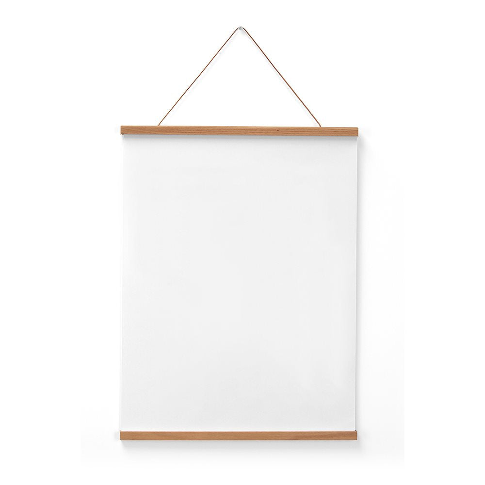 Giv dine plakater og kunstværker et elegant look med dette minimalistiske plakatophæng i massiv eg, fra Hoei Denmark