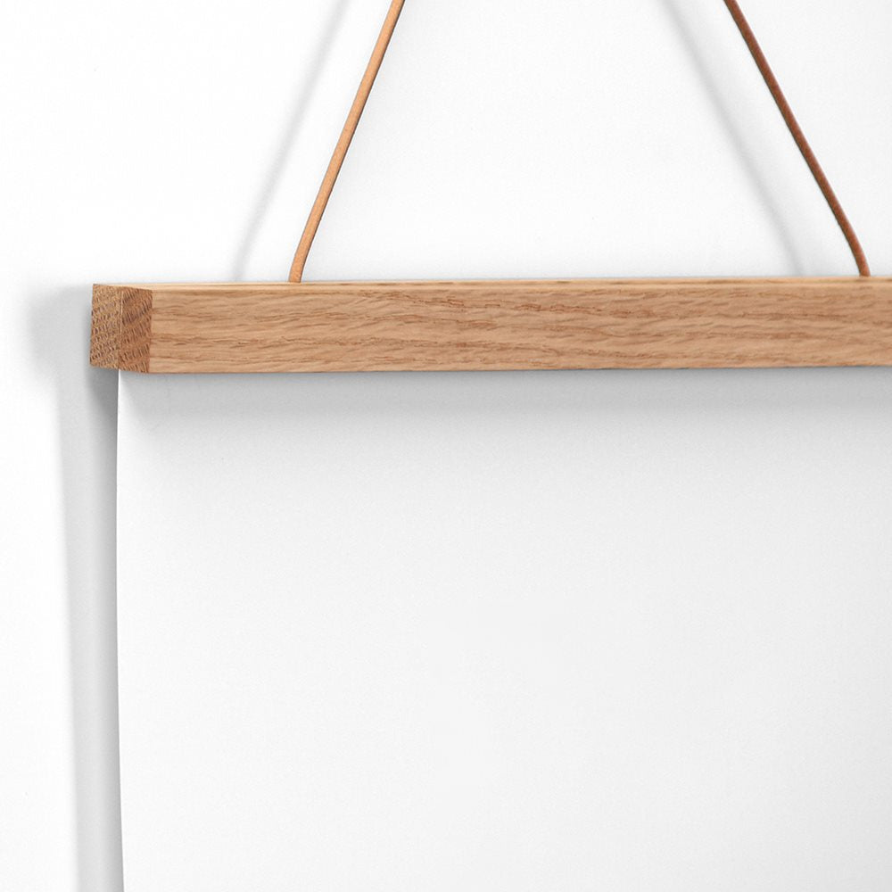 Giv dine plakater og kunstværker et elegant look med dette minimalistiske plakatophæng i massiv eg, fra Hoei Denmark