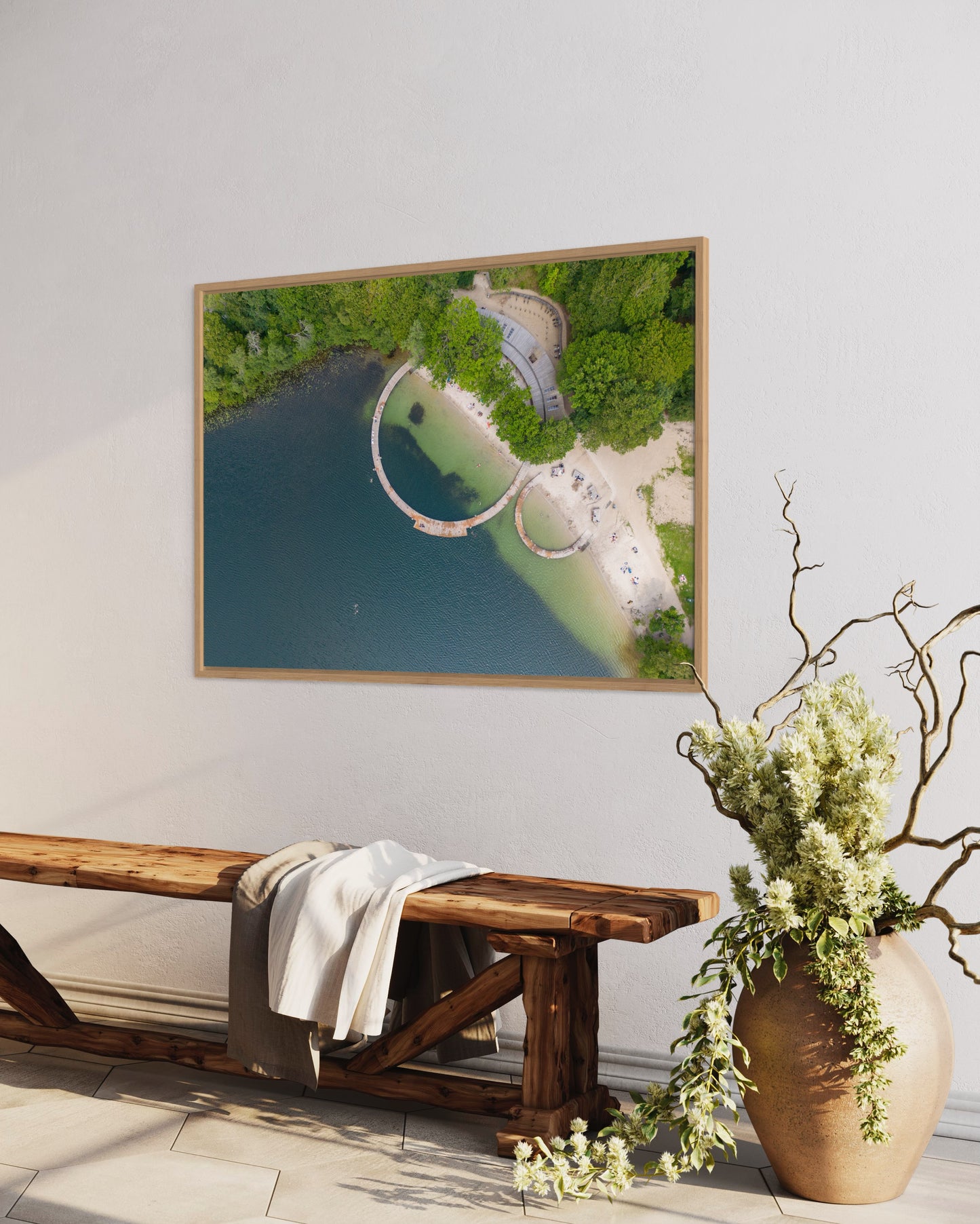 Landskabsbillede af badebroerne ved Almindsø ved Silkeborg. Dronebillede af landskab, natur og arkitektur trykt som plakat eller på lærred til hjemmet.