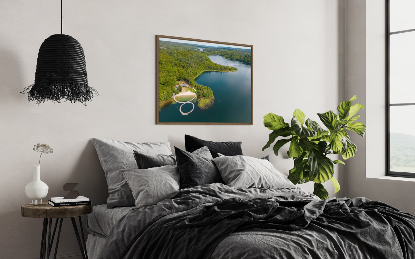 Landskabsbillede af badebroerne ved Almindsø ved Silkeborg. Dronebillede af landskab, natur og arkitektur trykt som plakat eller på lærred til hjemmet.