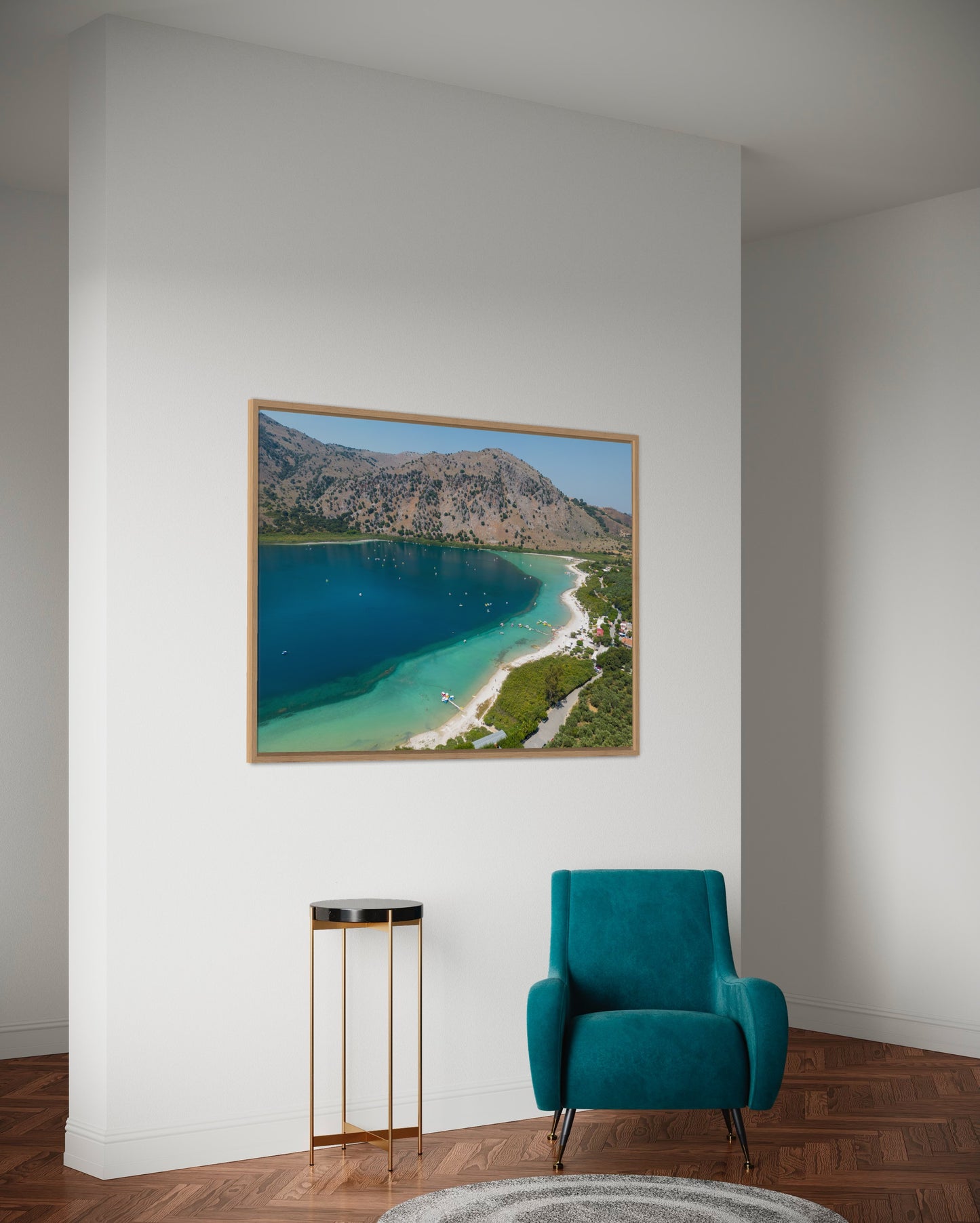 Landskabsbillede fra søen Kournas på Kreta. Dronebillede af landskab, natur og arkitektur trykt som plakat eller på lærred til hjemmet