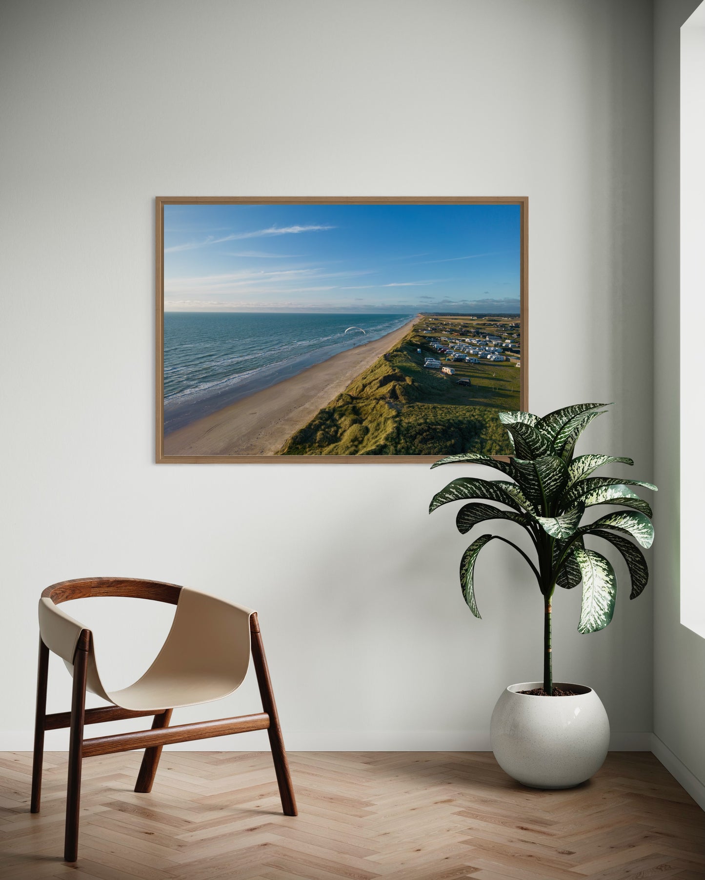 Landskabsbillede fra stranden ved Løkken. Dronebillede af landskab, natur og arkitektur trykt som plakat eller på lærred til hjemmet