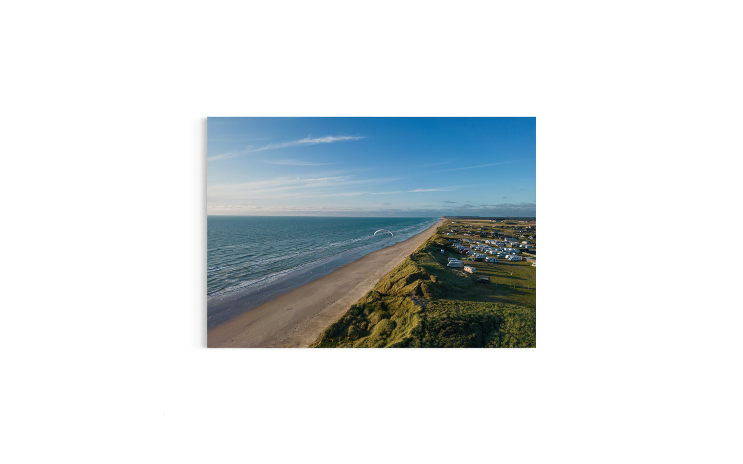 Landskabsbillede fra stranden ved Løkken. Dronebillede af landskab, natur og arkitektur trykt som plakat eller på lærred til hjemmet