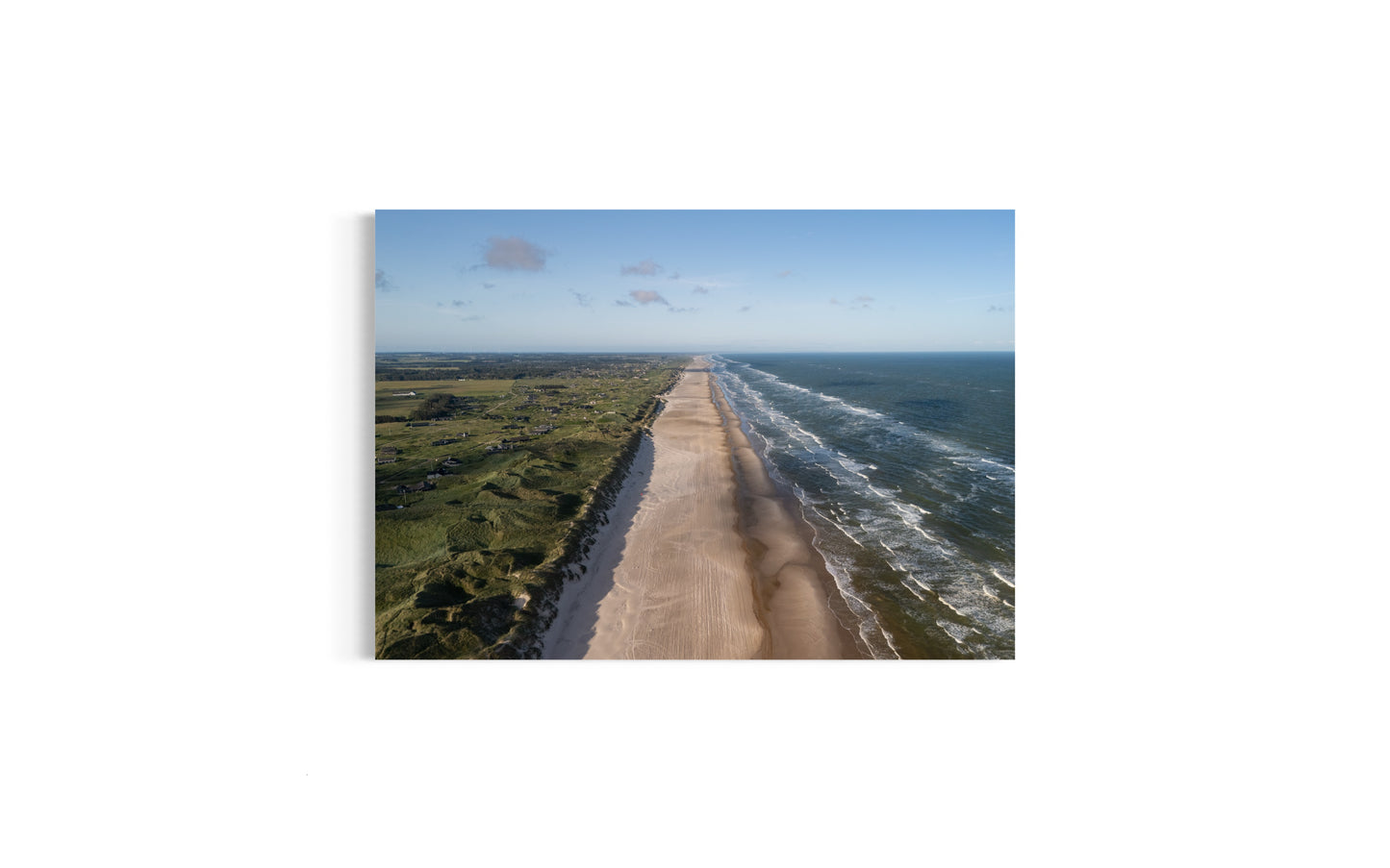 Landskabsbillede af Løkken strand og klitterne. Dronebillede af landskab, natur og arkitektur trykt som plakat eller på lærred til hjemmet.