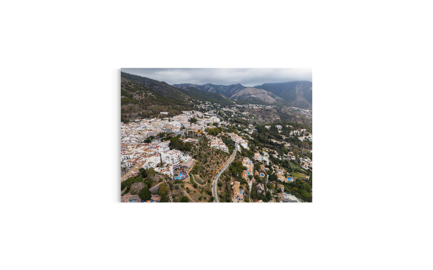 Landskabsbillede taget i Mijas i Spanien. Dronebillede af landskab, natur og arkitektur trykt som plakat eller på fotolærred til hjemmet