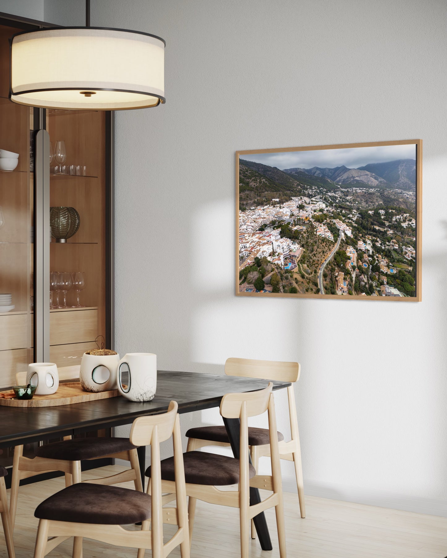 Landskabsbillede taget i Mijas i Spanien. Dronebillede af landskab, natur og arkitektur trykt som plakat eller på fotolærred til hjemmet