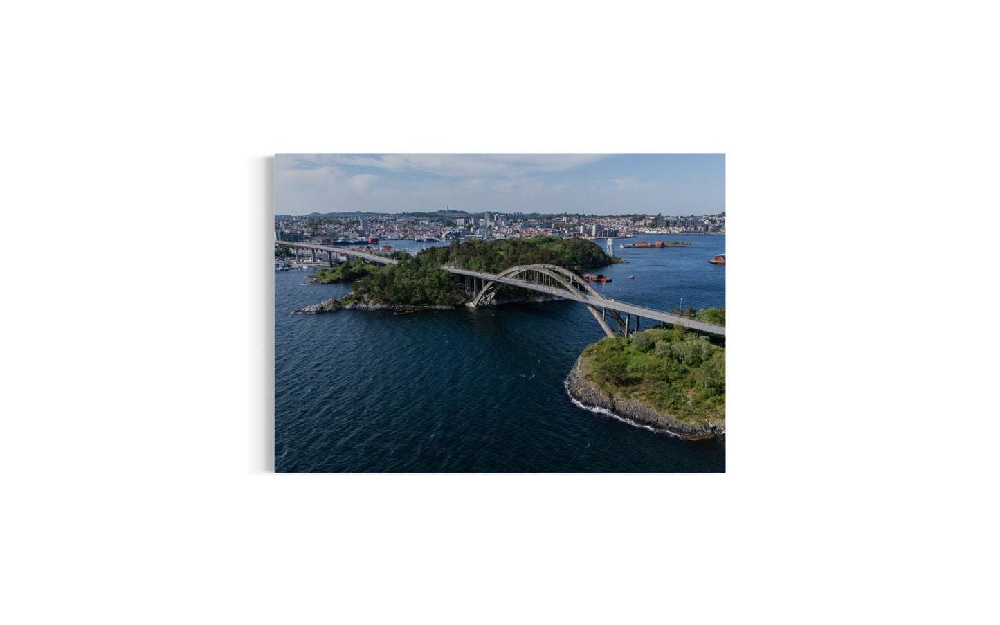 landskabsbillede af broen som forbinder øerne i Stavanger. Dronebillede af landskab, natur og arkitektur trykt som plakat eller på lærred til hjemmet.
