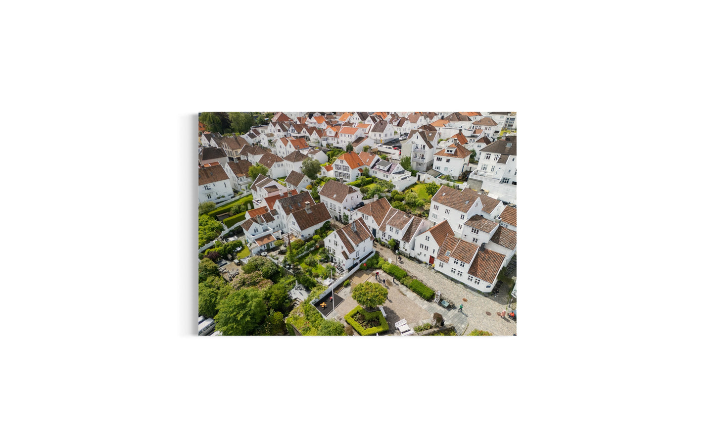 landskabsbillede fra den gamle by i Stavanger. Dronebillede af landskab, natur og arkitektur trykt som plakat eller på fotolærred til hjemmet.