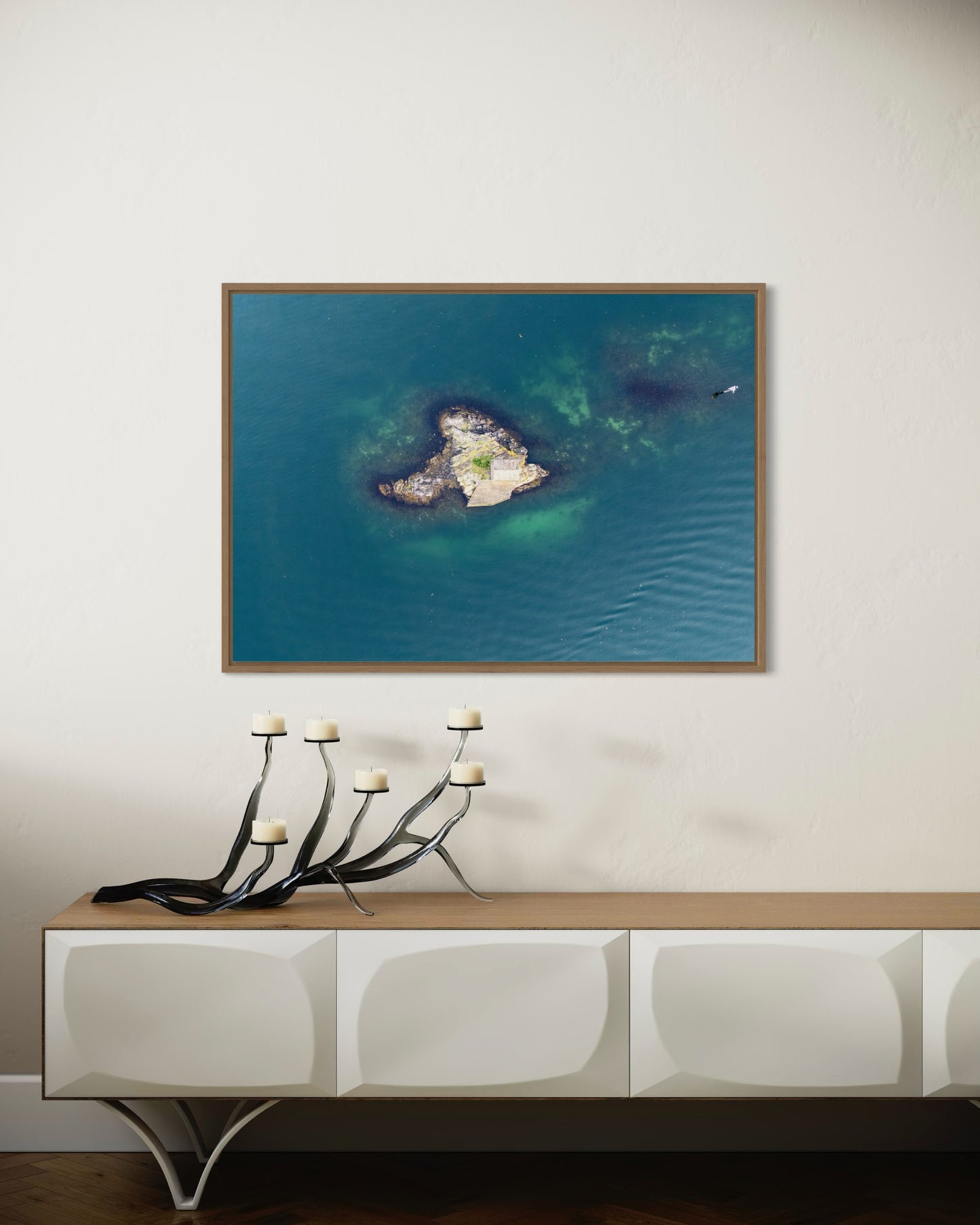 landskabsbillede af en ensom hytte på en lille udenfor Stavanger. Dronebillede af landskab, natur og arkitektur trykt som plakat eller på lærred til hjemmet.