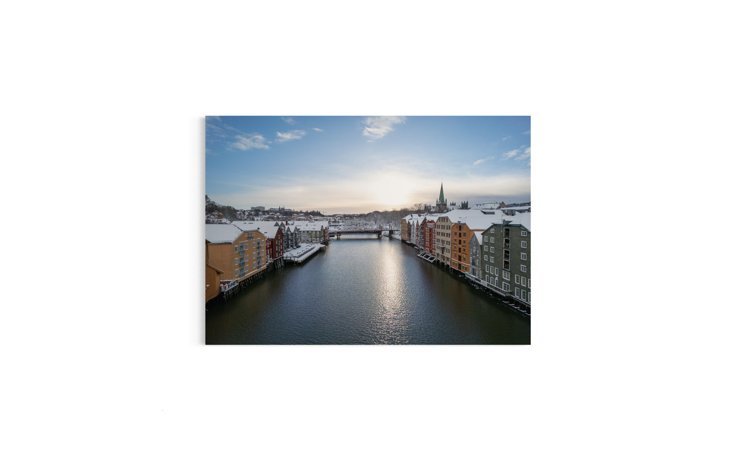 landskabsbillede fra den gamle by i Trondheim. Dronebillede af landskab, natur og arkitektur trykt som plakat eller på fotolærred til hjemmet.