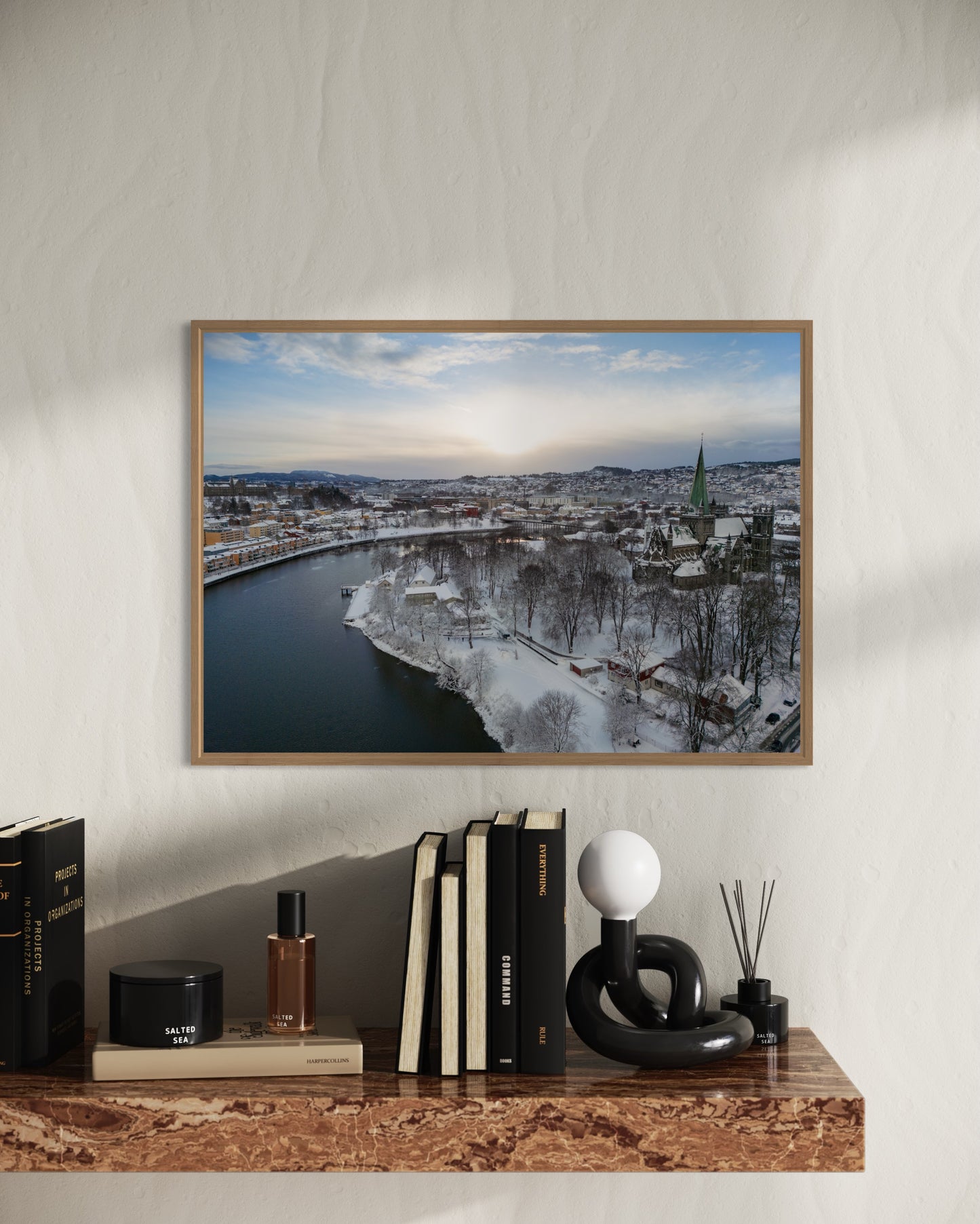 landskabsbillede af kanalen i Trondheim hvor Nidaros katedralen også ses. Dronebillede af landskab, natur og arkitektur trykt som plakat eller på fotolærred til hjemmet.