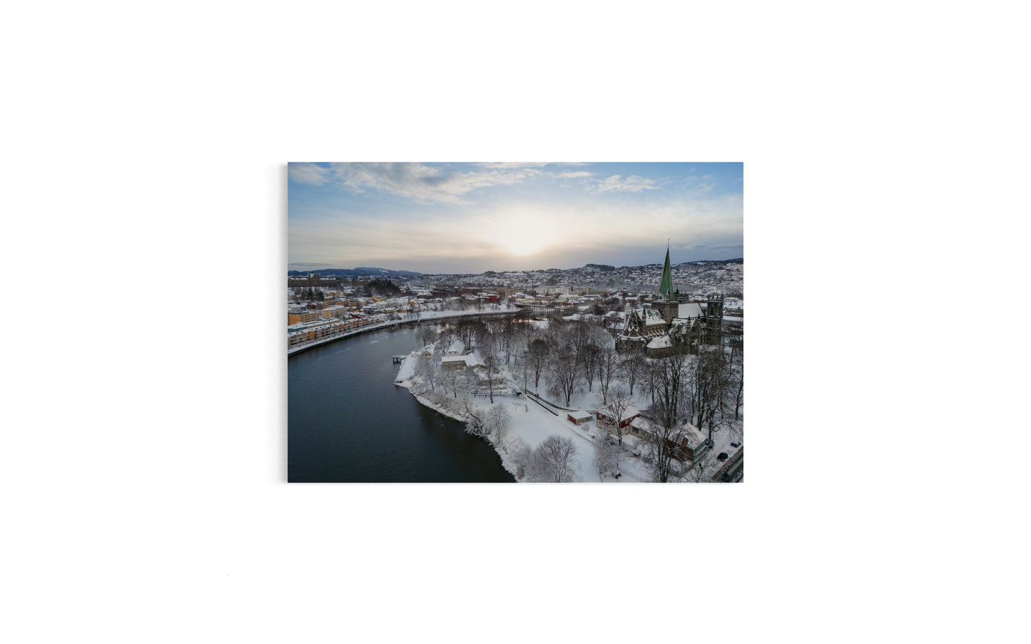 landskabsbillede af kanalen i Trondheim hvor Nidaros katedralen også ses. Dronebillede af landskab, natur og arkitektur trykt som plakat eller på fotolærred til hjemmet.