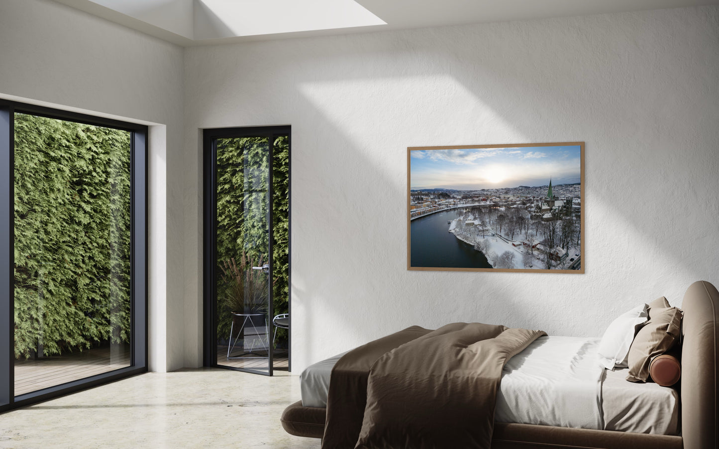 landskabsbillede af kanalen i Trondheim hvor Nidaros katedralen også ses. Dronebillede af landskab, natur og arkitektur trykt som plakat eller på fotolærred til hjemmet.