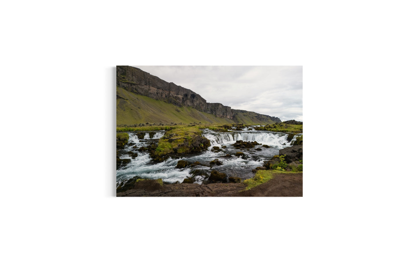 Landskabsbillede fra den Islandske natur . Dronebillede af landskab, natur og arkitektur trykt som plakat eller på lærred til hjemmet.