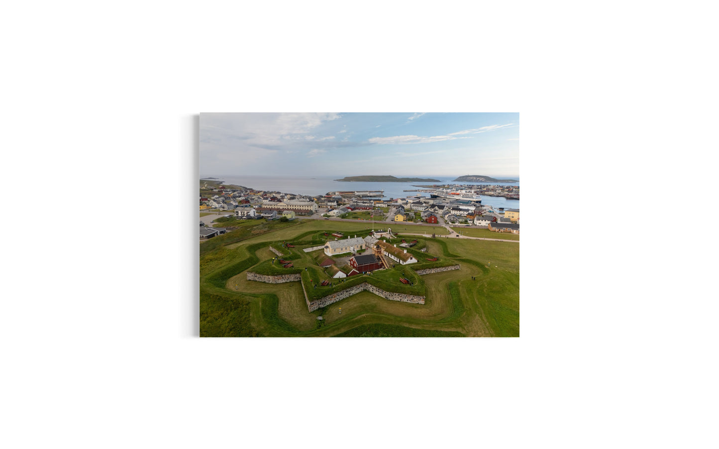 landskabsbillede af Vardøhus fæstning i Vardø i nordlige Norge. Dronebillede af landskab, natur og arkitektur trykt som plakat eller på fotolærred til hjemmet.