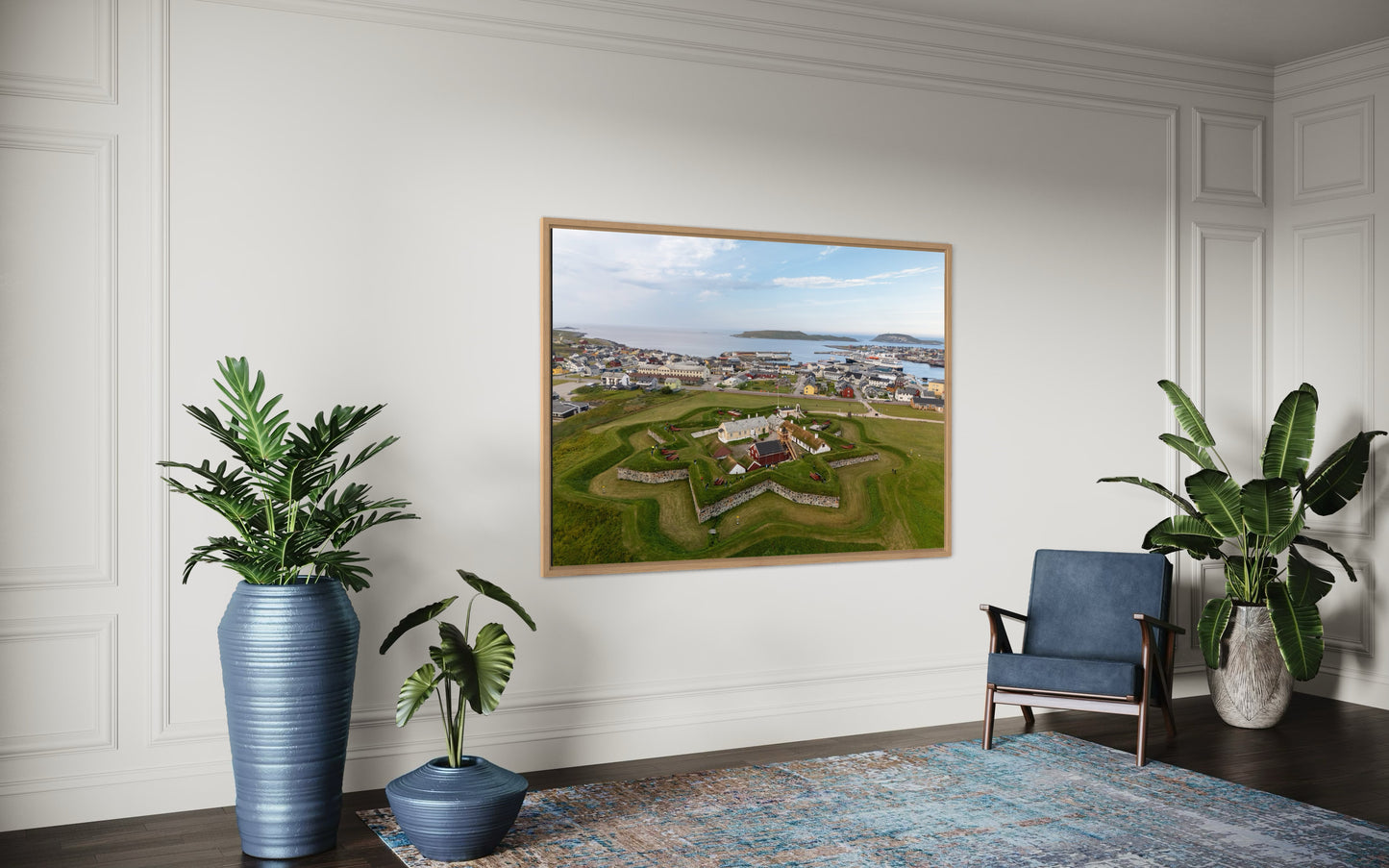 landskabsbillede af Vardøhus fæstning i Vardø i nordlige Norge. Dronebillede af landskab, natur og arkitektur trykt som plakat eller på fotolærred til hjemmet.