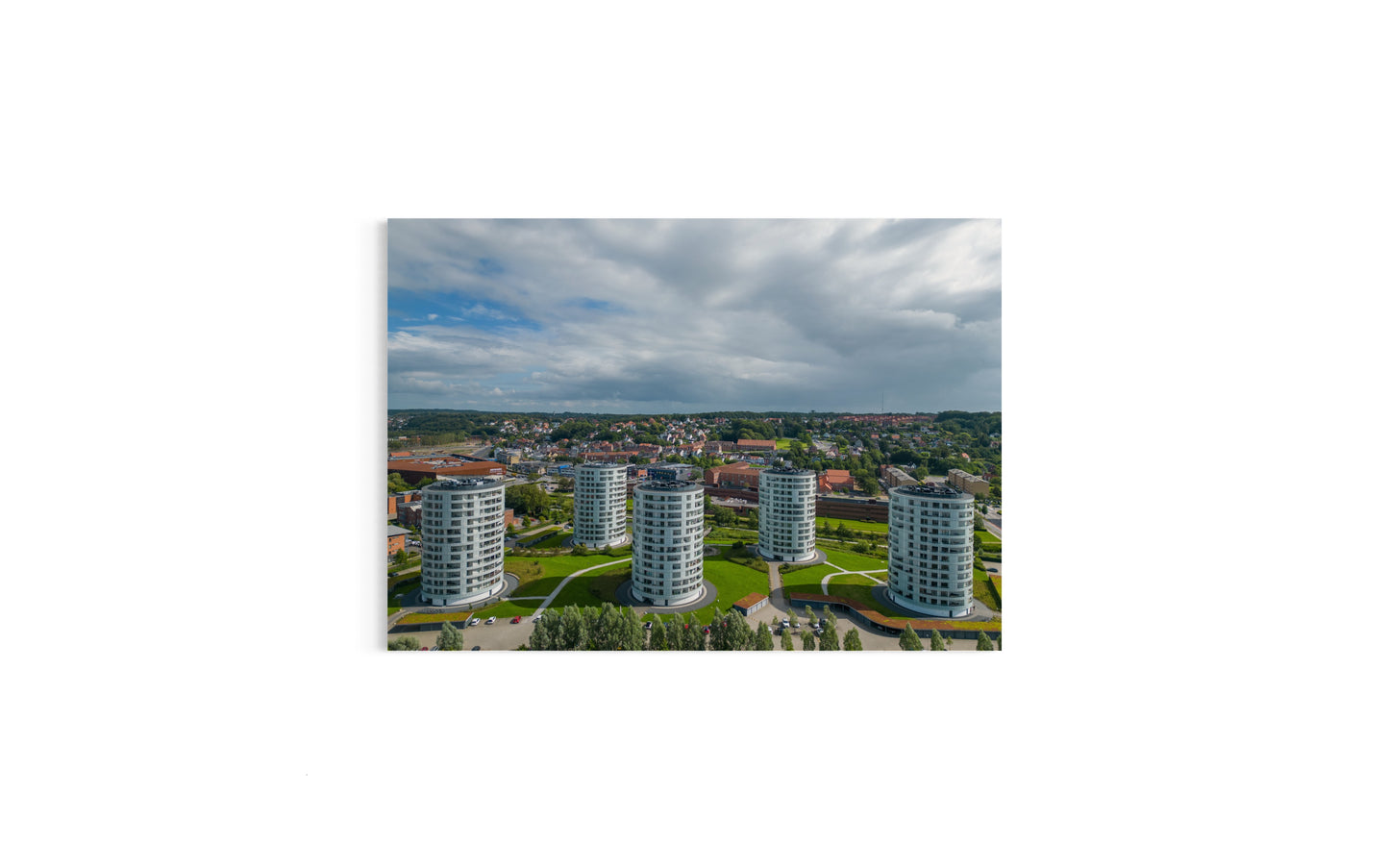 Landskabsbillede af de fem søstre i Vejle. Dronebillede af landskab, natur og arkitektur trykt som plakat eller på lærred til hjemmet.