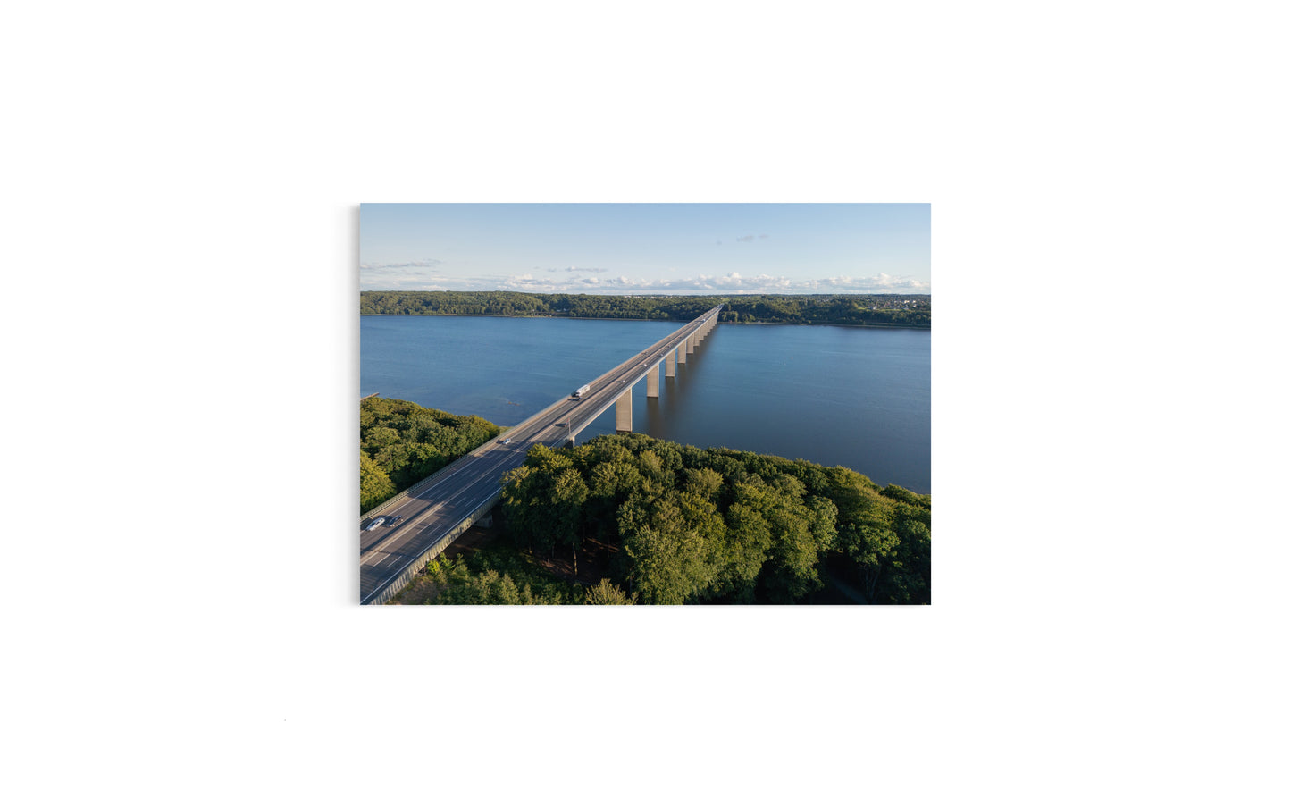 Landskabsbillede af Vejlefjordbroen der strækker sig hen over fjorden. Dronebillede af landskab, natur og arkitektur trykt som plakat eller på lærred til hjemmet.