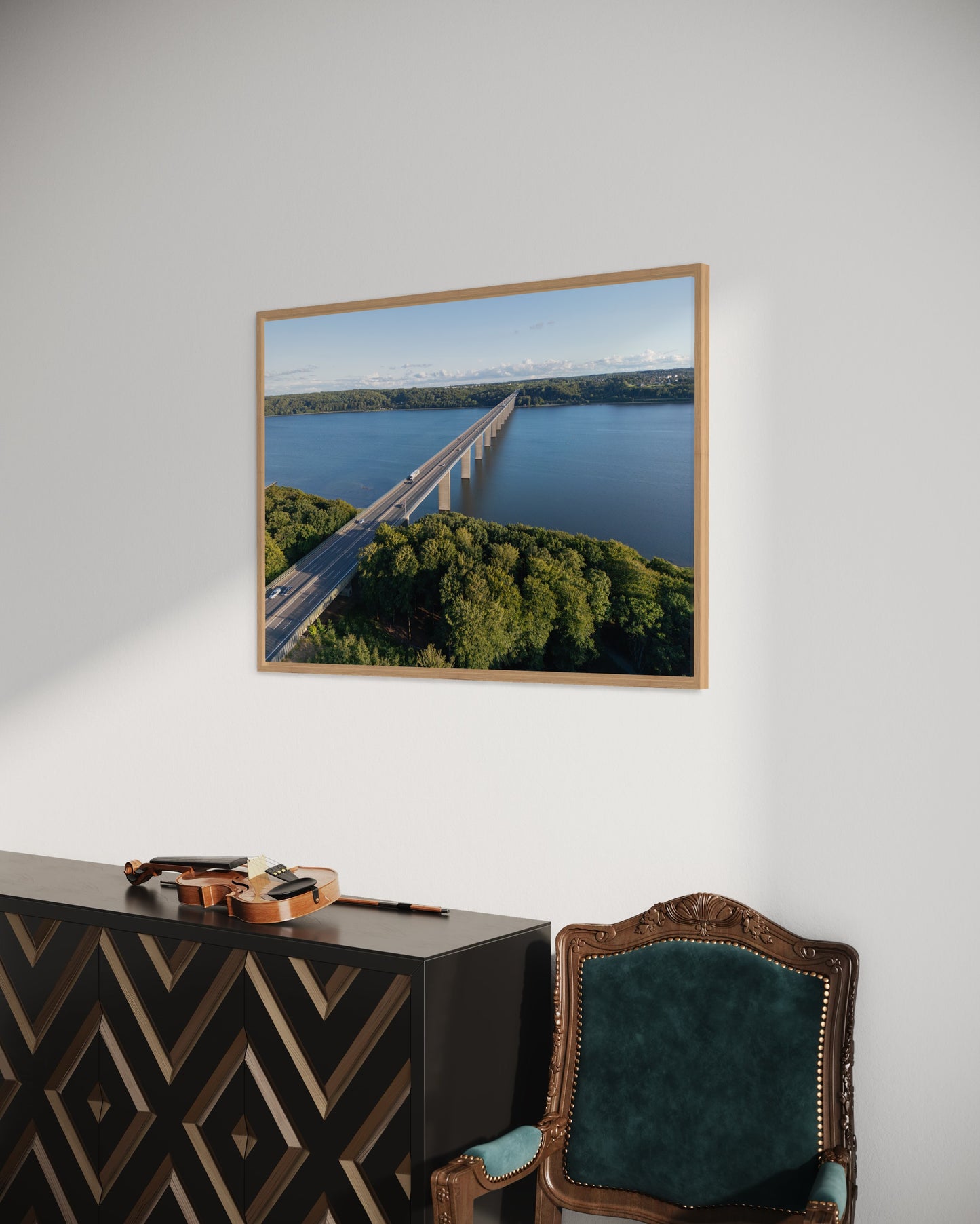 Landskabsbillede af Vejlefjordbroen der strækker sig hen over fjorden. Dronebillede af landskab, natur og arkitektur trykt som plakat eller på lærred til hjemmet.